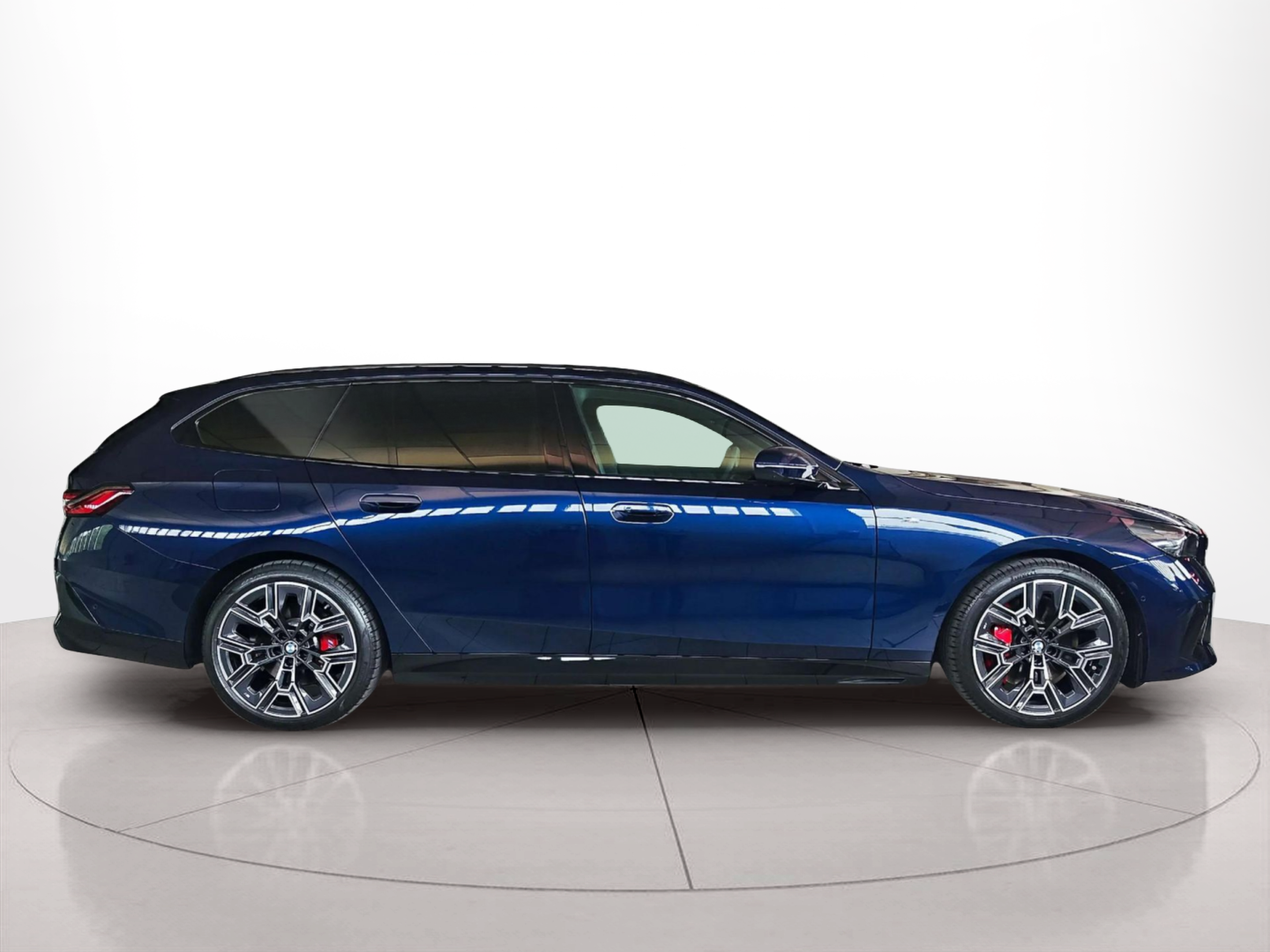 Fotos de BMW Serie 5 540d Touring color Azul. Año 2024. 223KW(303CV). Diésel. En concesionario Lizaga Motor de Teruel