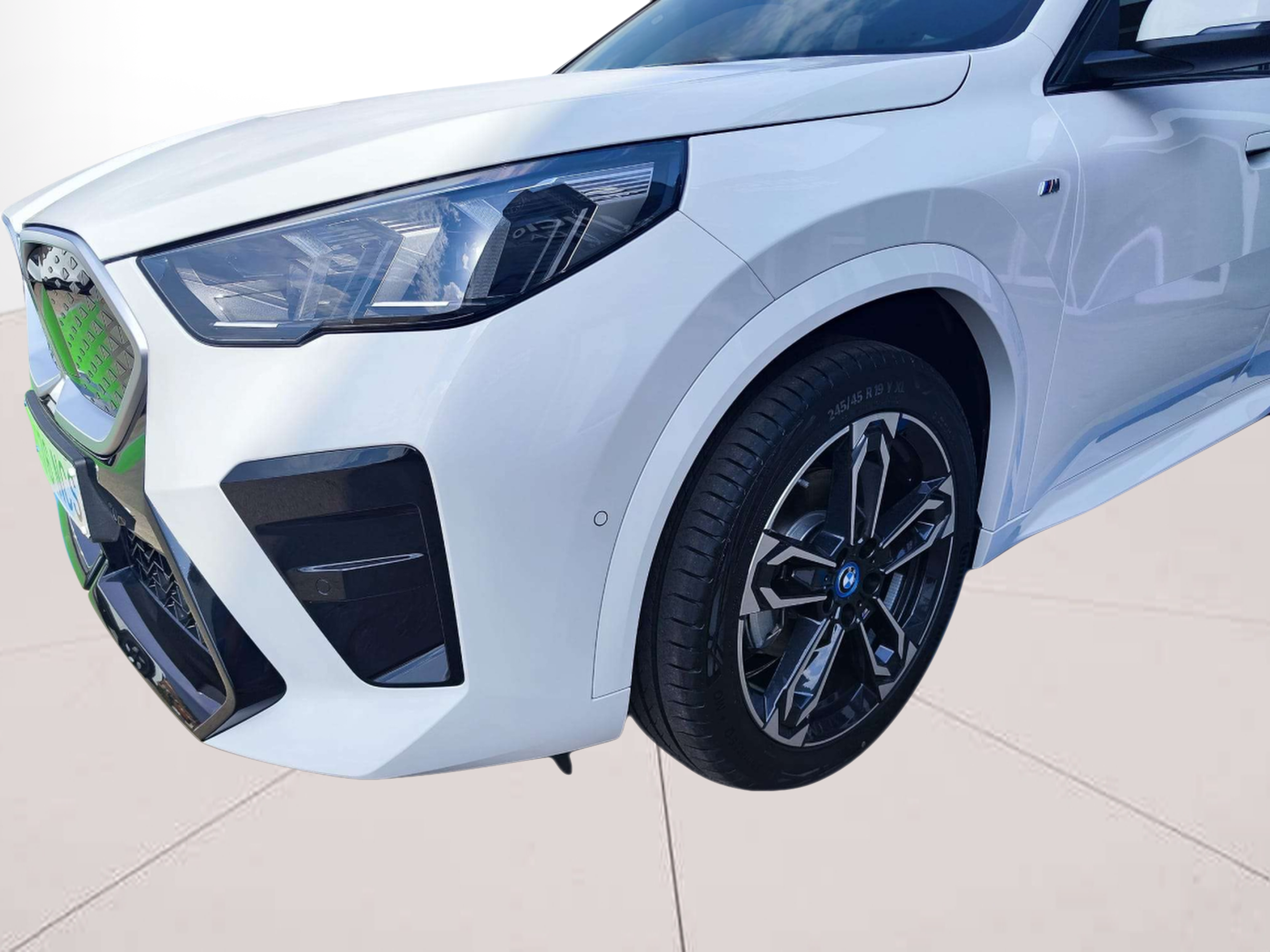 BMW iX2 eDrive20 color Blanco. Año 2025. 150KW(204CV). Eléctrico. En concesionario Lizaga Motor de Teruel