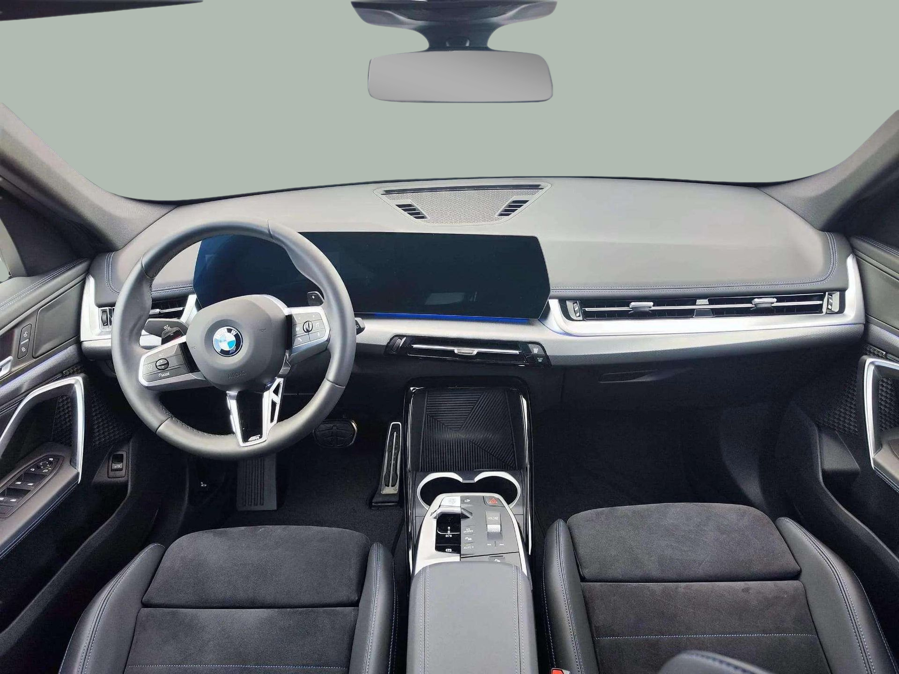 BMW iX2 eDrive20 color Blanco. Año 2025. 150KW(204CV). Eléctrico. En concesionario Lizaga Motor de Teruel
