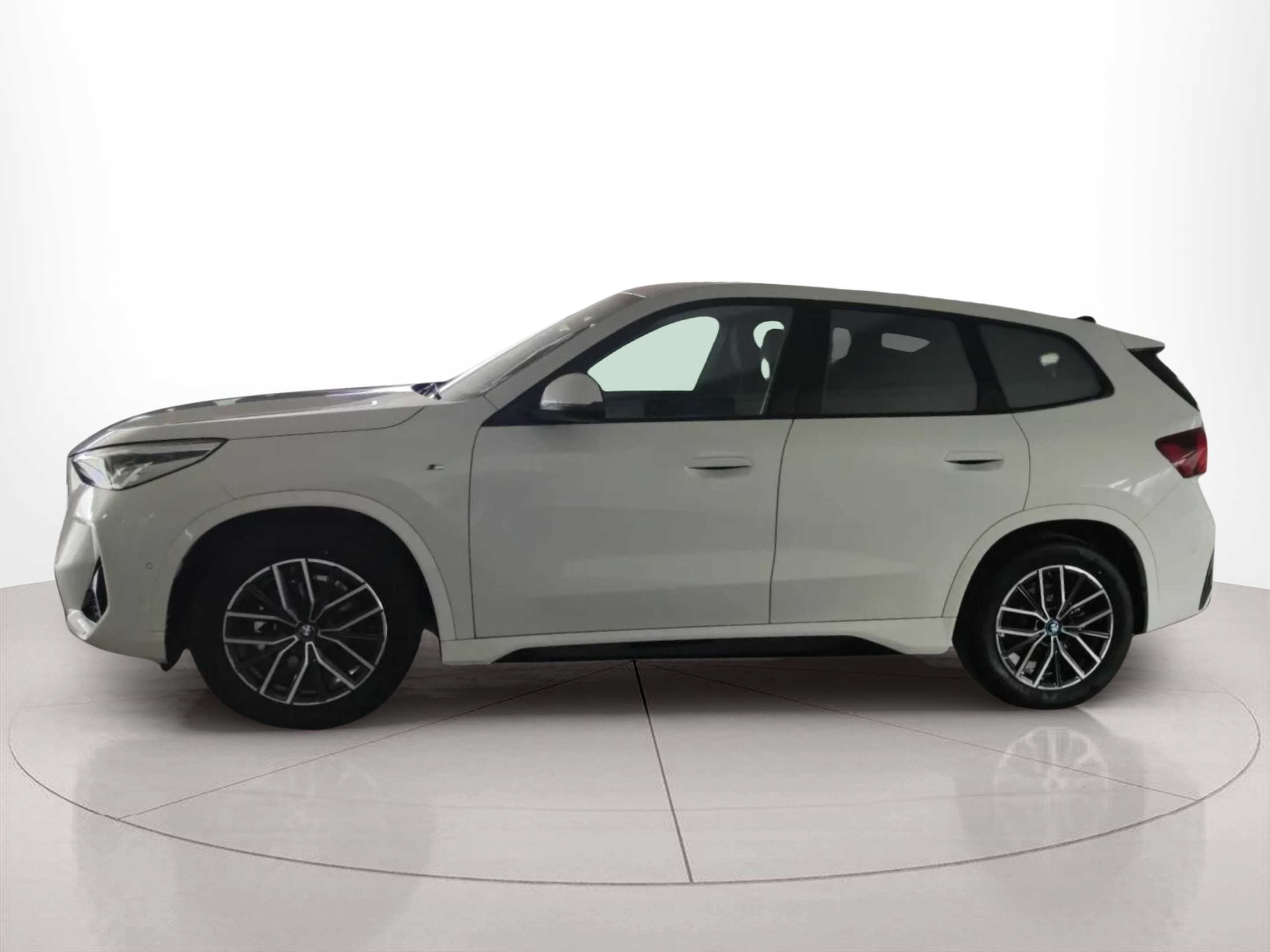 Fotos de BMW iX1 eDrive20 color Blanco. Año 2026. 150KW(204CV). Eléctrico. En concesionario Lizaga Motor de Teruel