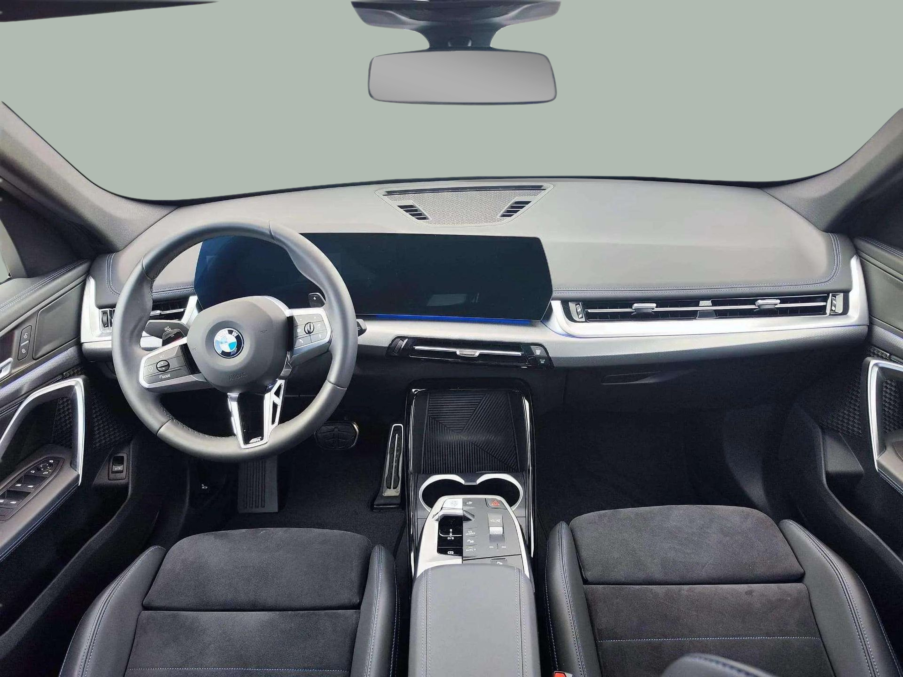 BMW iX1 eDrive20 color Blanco. Año 2026. 150KW(204CV). Eléctrico. En concesionario Lizaga Motor de Teruel