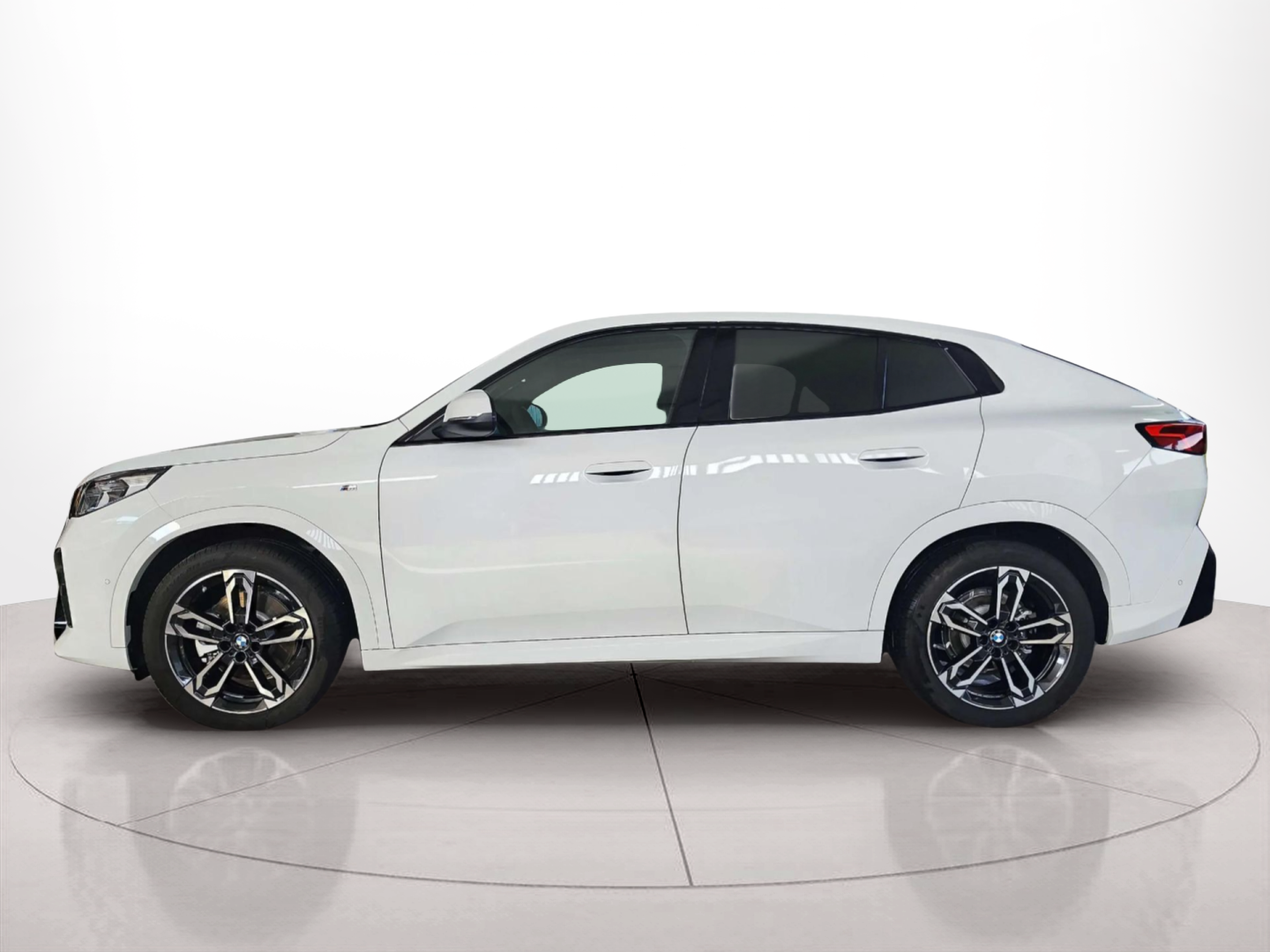 Fotos de BMW X2 sDrive20i color Blanco. Año 2025. 125KW(170CV). Gasolina. En concesionario Lizaga Motor de Teruel