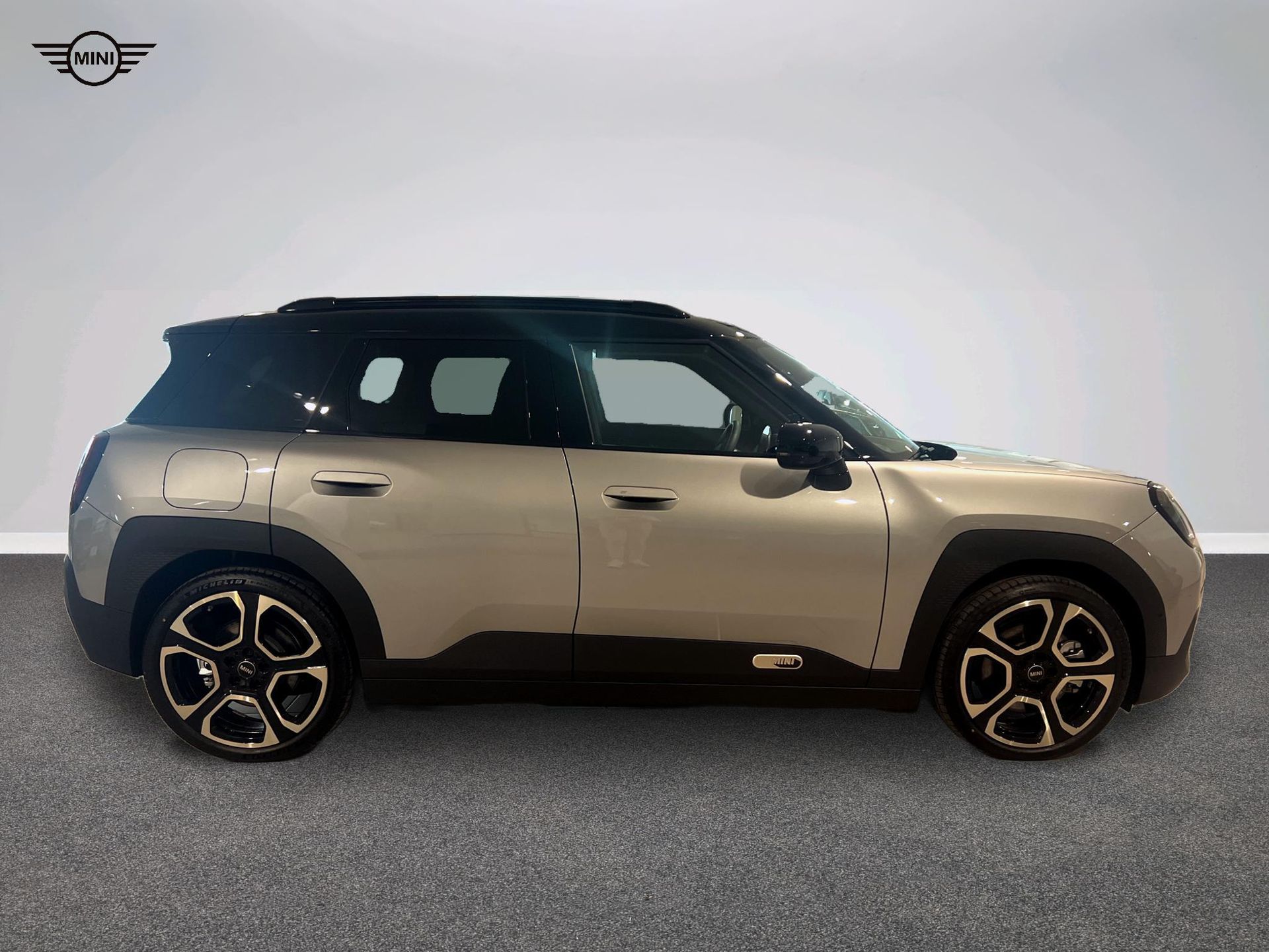 fotoG 3 del Mini MINI Aceman SE 218cv Eléctrico del 2025 en Madrid