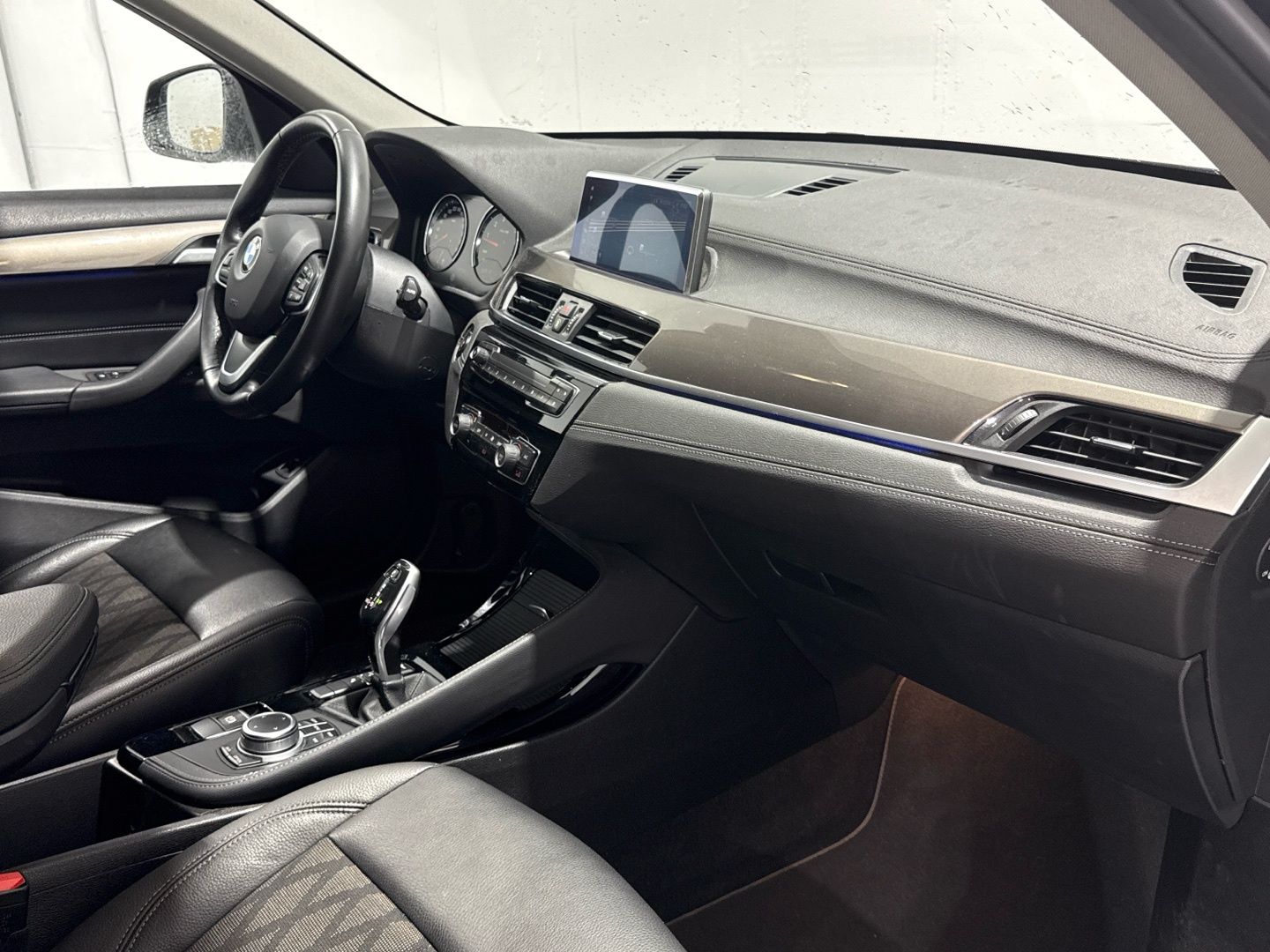 BMW X1 sDrive20i color Negro. Año 2021. 141KW(192CV). Gasolina. En concesionario Auto Premier, S.A. - MADRID de Madrid