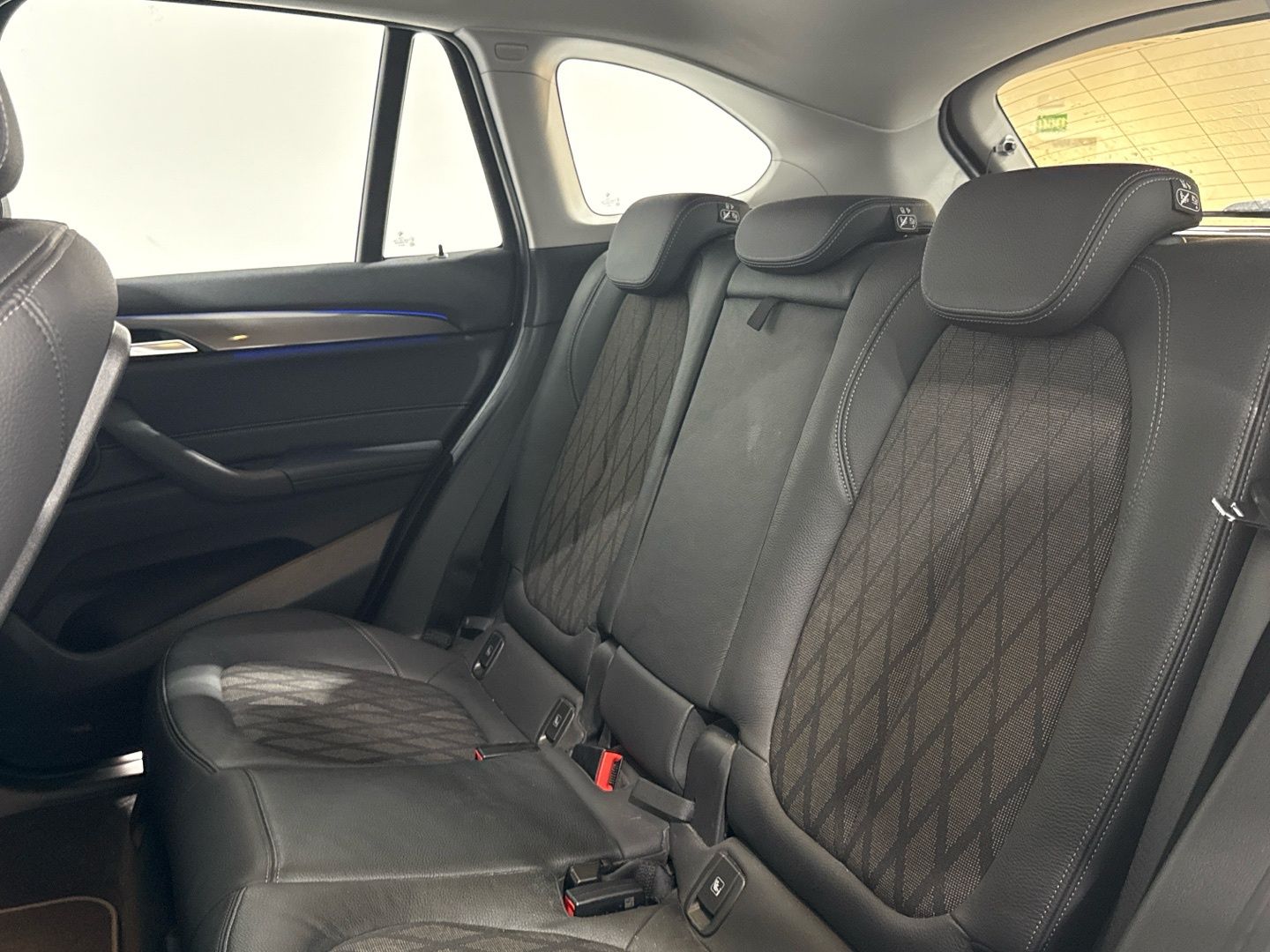 BMW X1 sDrive20i color Negro. Año 2021. 141KW(192CV). Gasolina. En concesionario Auto Premier, S.A. - MADRID de Madrid