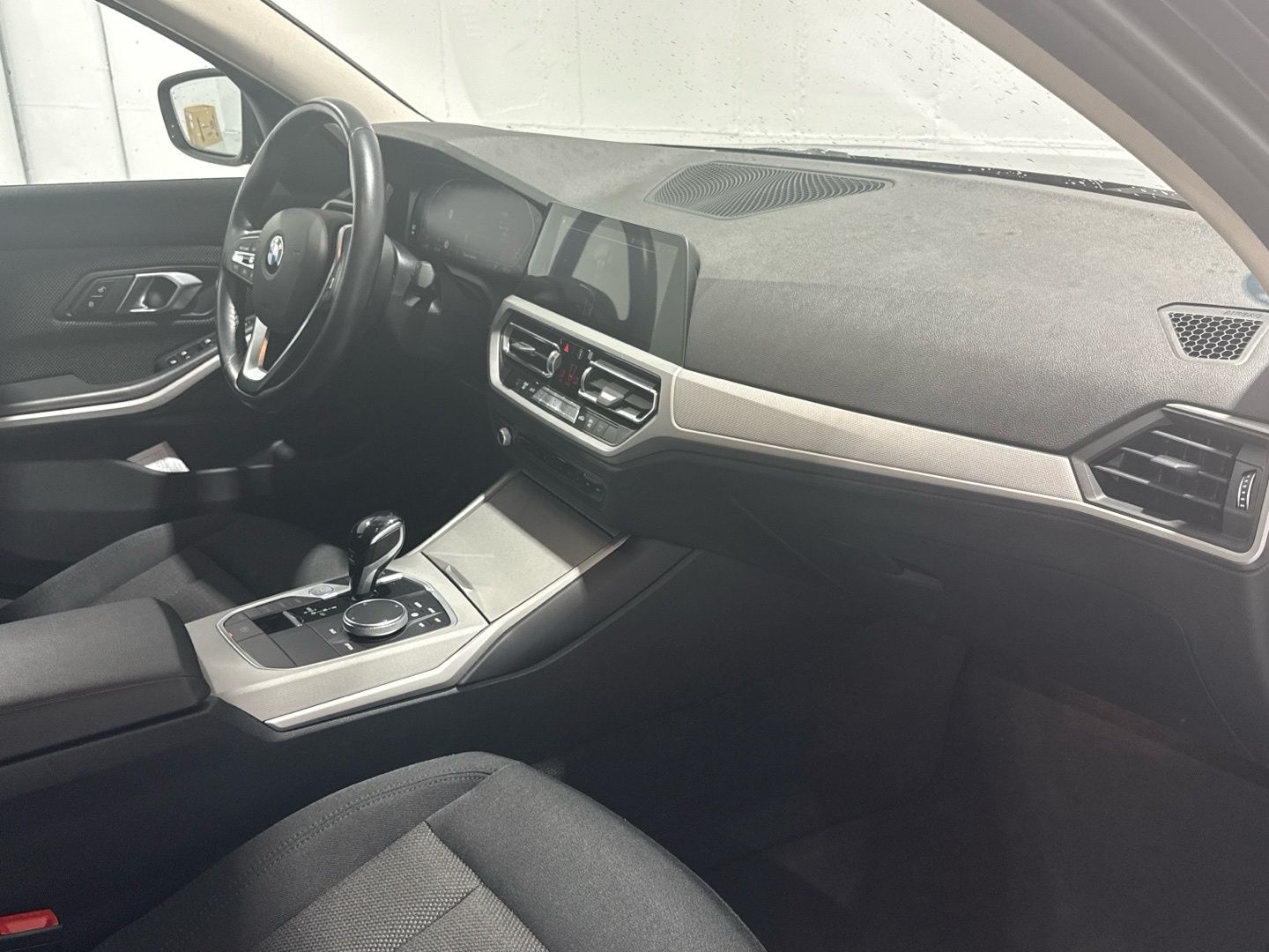 BMW Serie 3 318d color Negro. Año 2022. 110KW(150CV). Diésel. En concesionario Auto Premier, S.A. - MADRID de Madrid