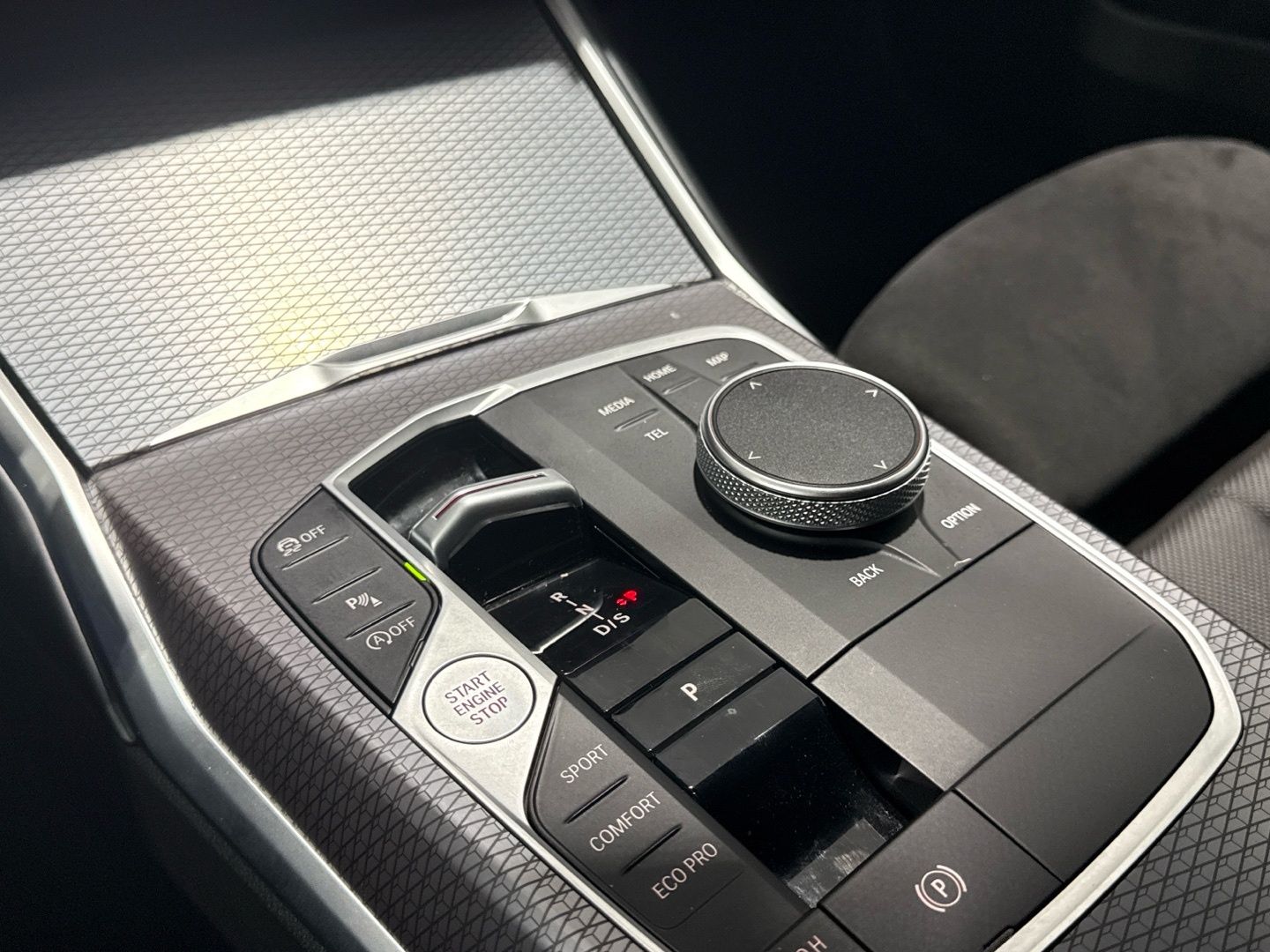 Bmw Serie 3 320i color Negro. Año 2025. 135KW(184CV). Gasolina. En concesionario Auto Premier, S.A. - MADRID de Madrid