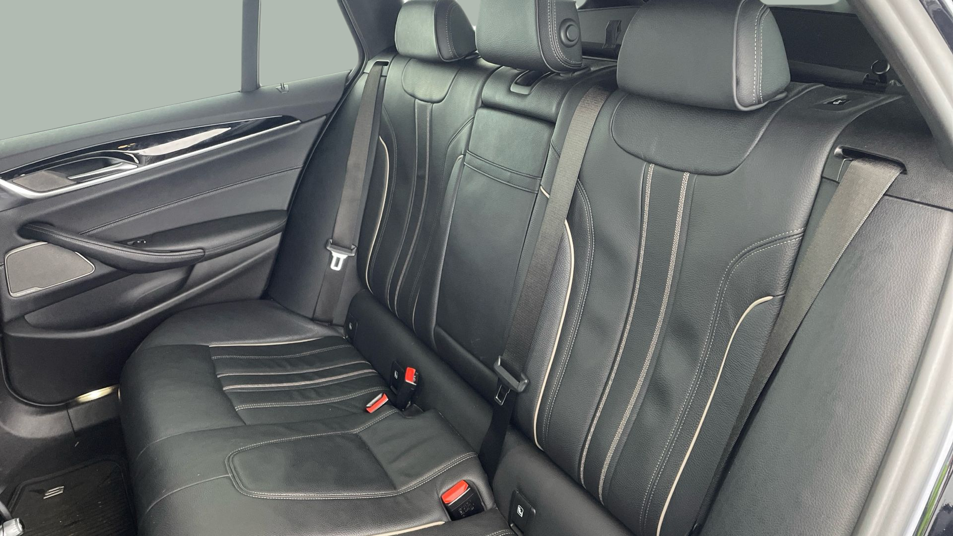 BMW Série 5 520d Touring color Negro. Año 2021. 140KW(190CV). Diesel. En concesionario BMW Group Portugal Outlet de Oeiras