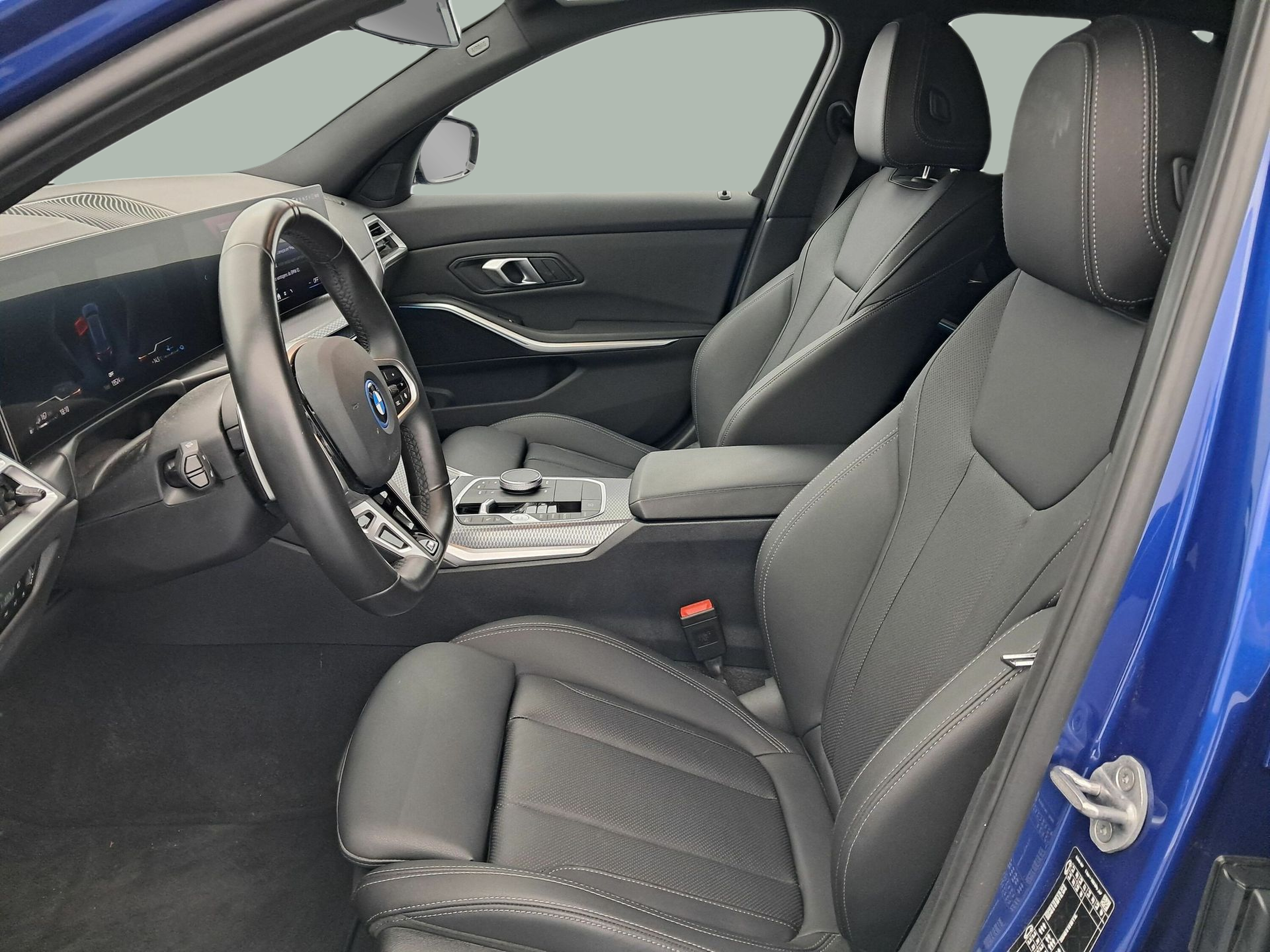 BMW Série 3 330e Touring color Azul. Año 2025. 215KW(292CV). Elétrico / Gasolina Híbrido. En concesionario BMW Group Portugal Outlet de Oeiras