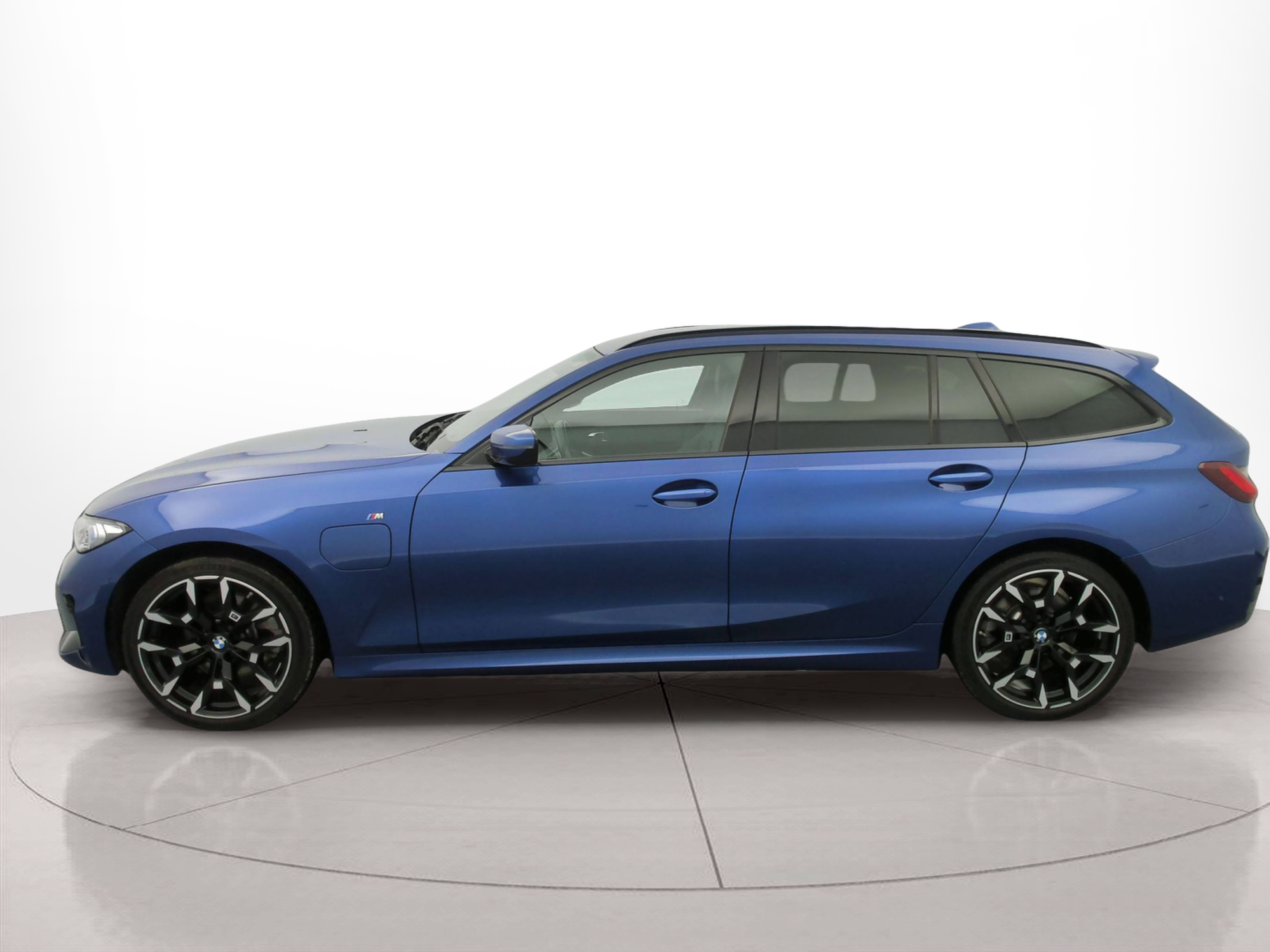 Fotos de BMW Série 3 330e Touring color Azul. Año 2025. 215KW(292CV). Elétrico / Gasolina Híbrido. En concesionario BMW Group Portugal Outlet de Oeiras