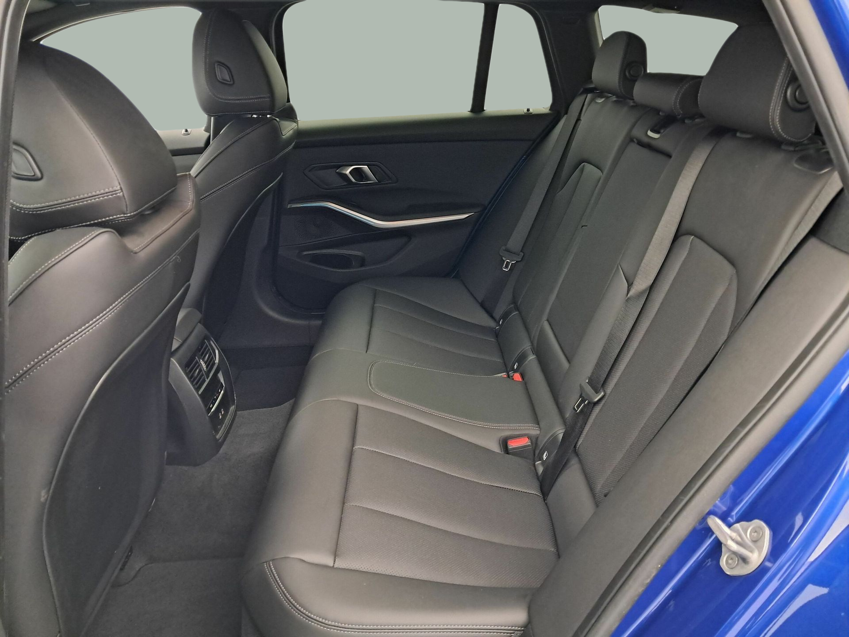 BMW Série 3 330e Touring color Azul. Año 2025. 215KW(292CV). Elétrico / Gasolina Híbrido. En concesionario BMW Group Portugal Outlet de Oeiras