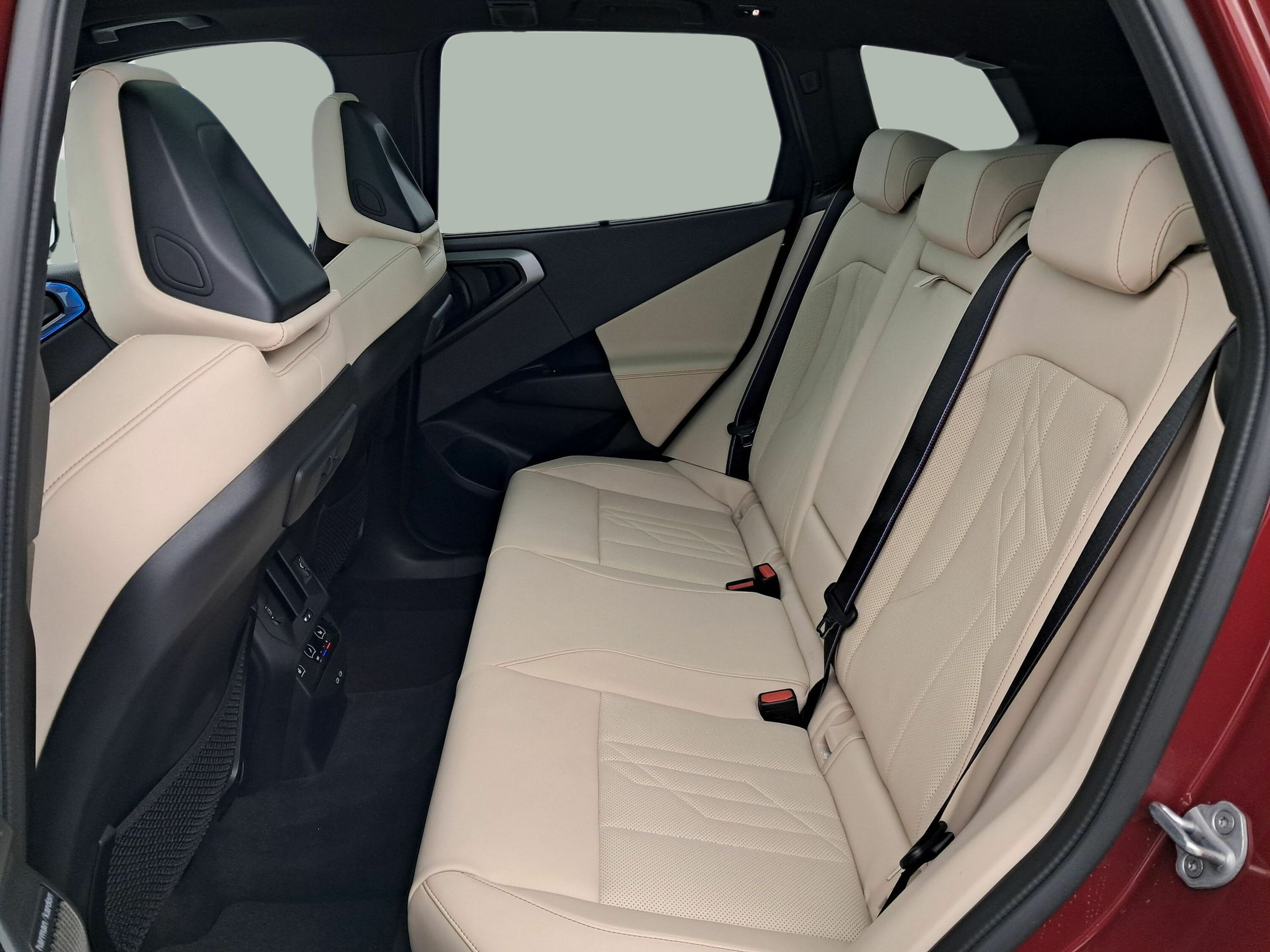 BMW X3 M50 color Rojo. Año 2024. 293KW(398CV). Gasolina. En concesionario BMW Group Portugal Outlet de Oeiras