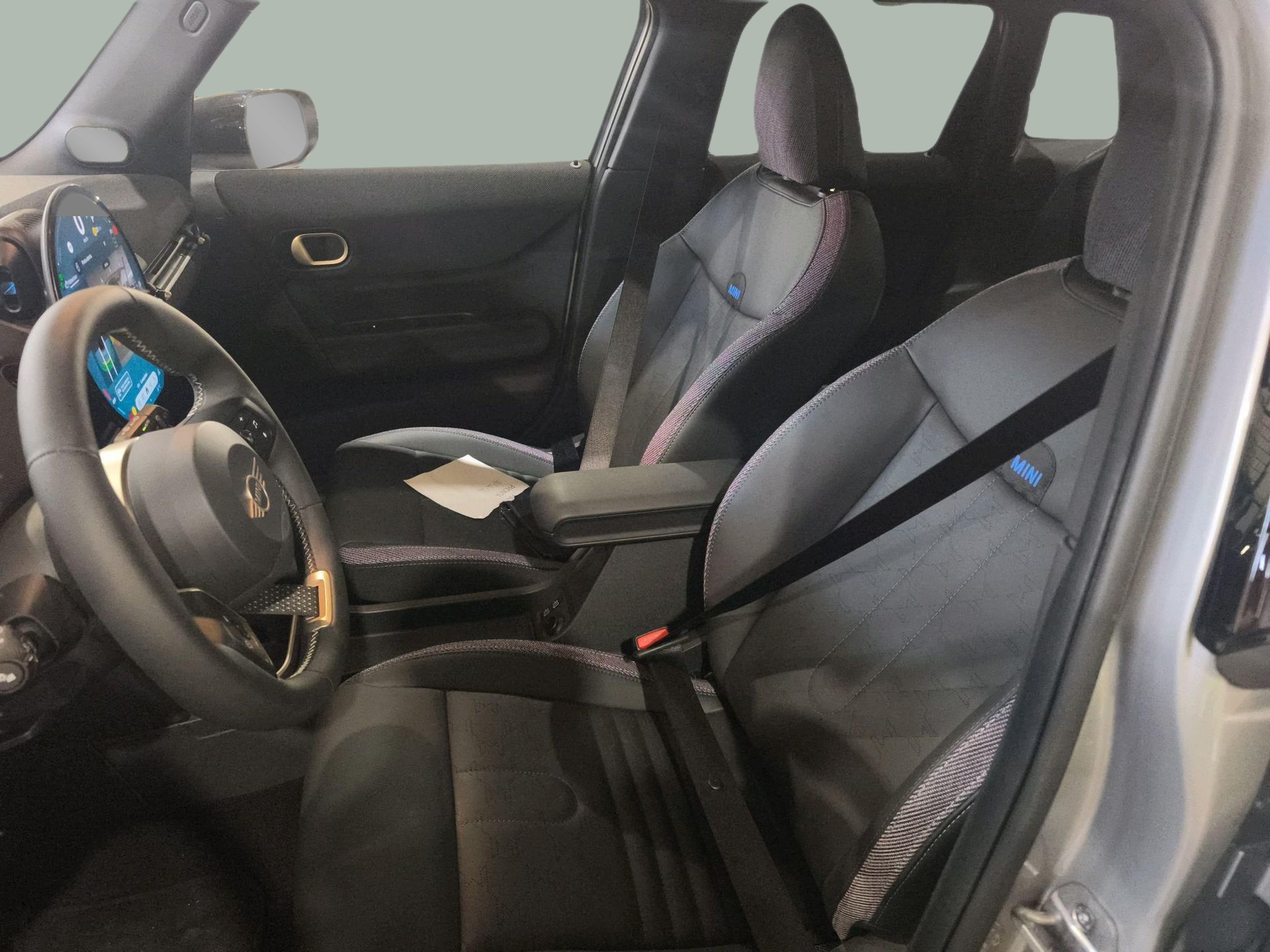 fotoG 8 del MINI MINI 5 Portas Cooper C 115 kW (156 CV) 156cv Gasolina de 2025 em Oeiras