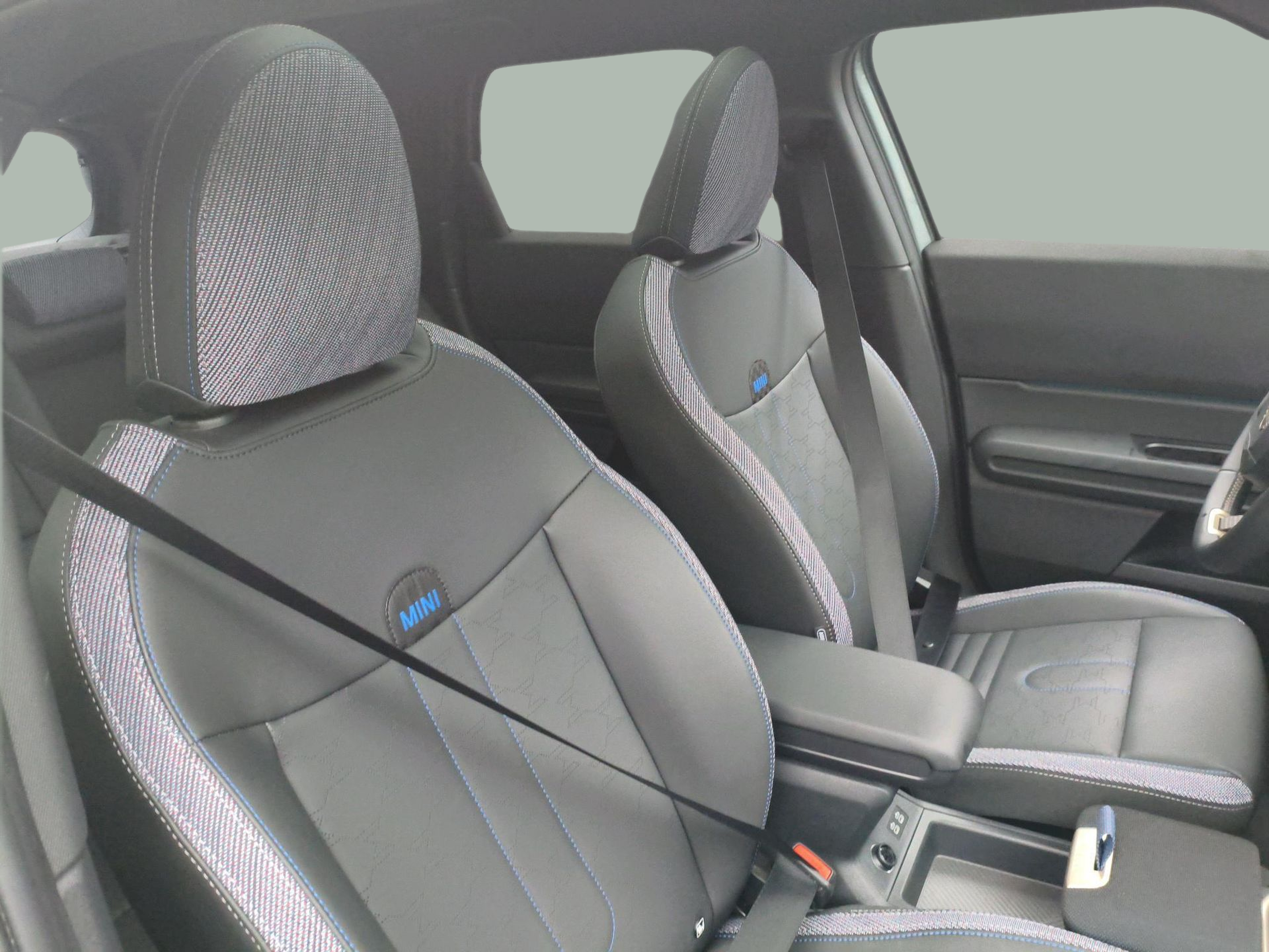 fotoG 8 del MINI MINI Countryman C 125 kW (170 CV) 170cv Gasolina de 2025 em Oeiras