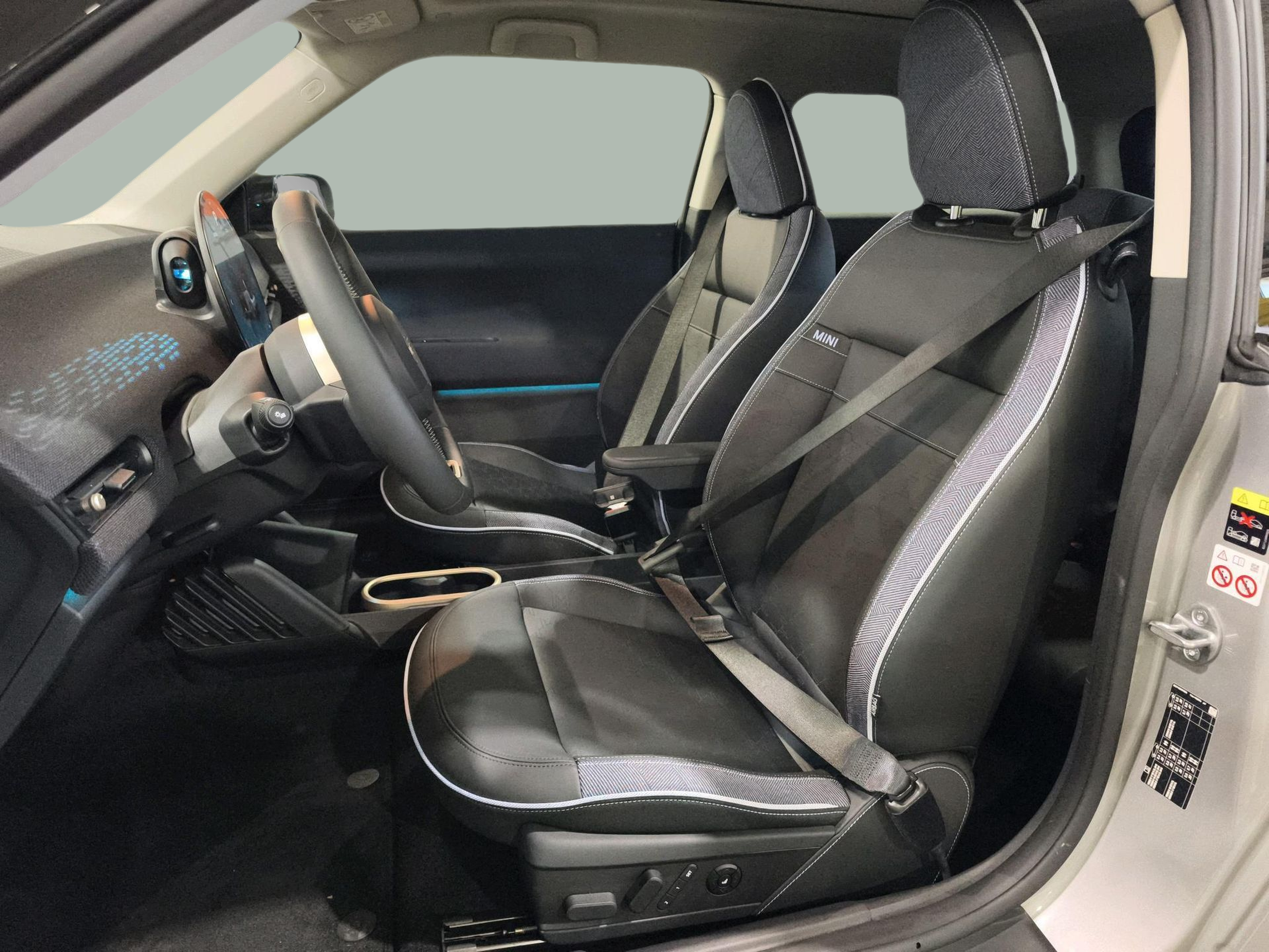 fotoG 8 del MINI MINI 3 Portas Cooper S E 160 kW (218 CV) 218cv Elétrico de 2025 em Oeiras