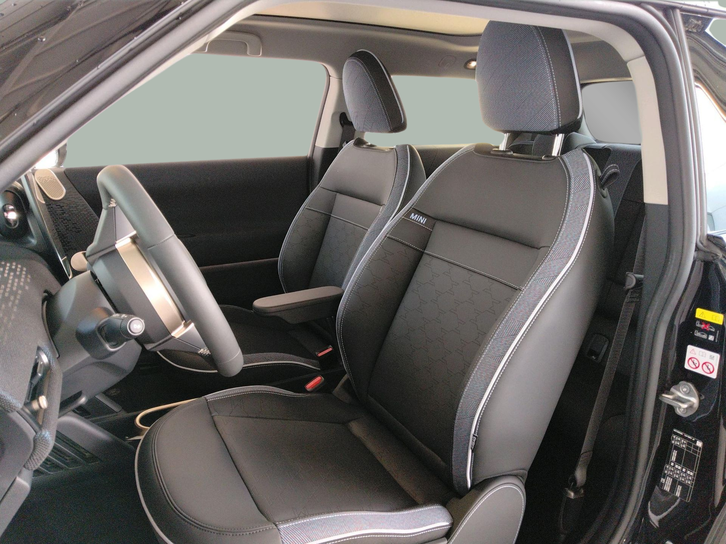 fotoG 8 del MINI MINI 3 Portas Cooper E 135 kW (184 CV) 184cv Elétrico de 2025 em Oeiras