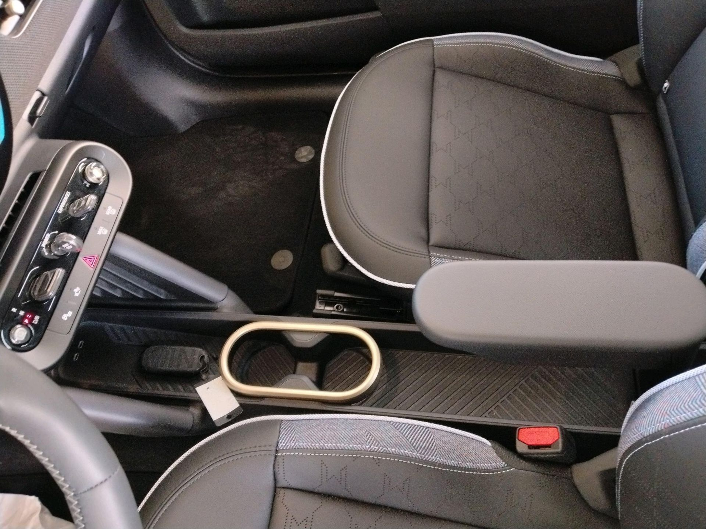 fotoG 7 del MINI MINI 3 Portas Cooper E 135 kW (184 CV) 184cv Elétrico de 2025 em Oeiras