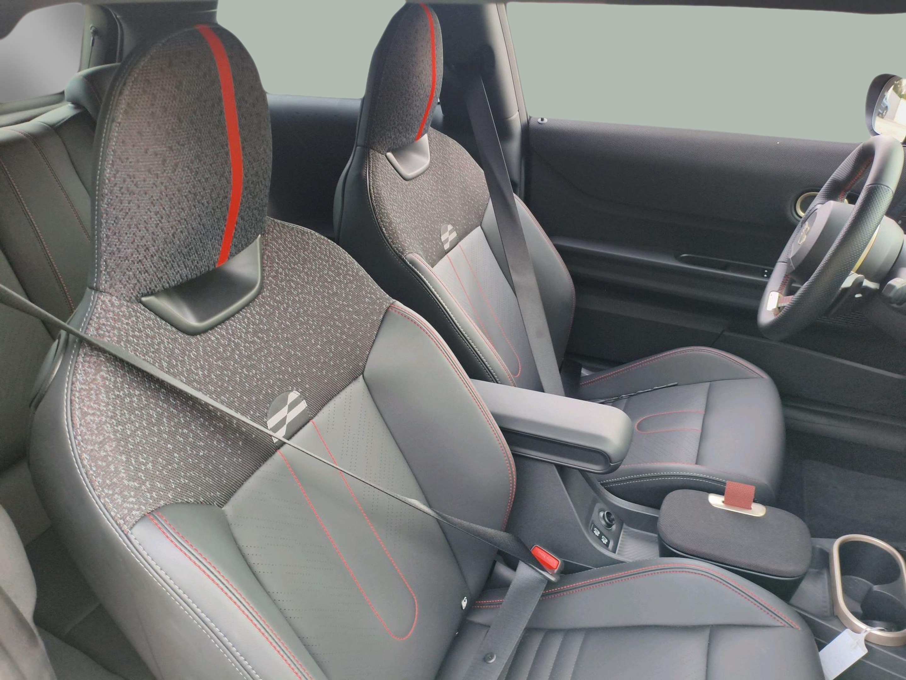 fotoG 8 del MINI MINI 3 Portas John Cooper Works 170 kW (231 CV) 231cv Gasolina de 2025 em Oeiras