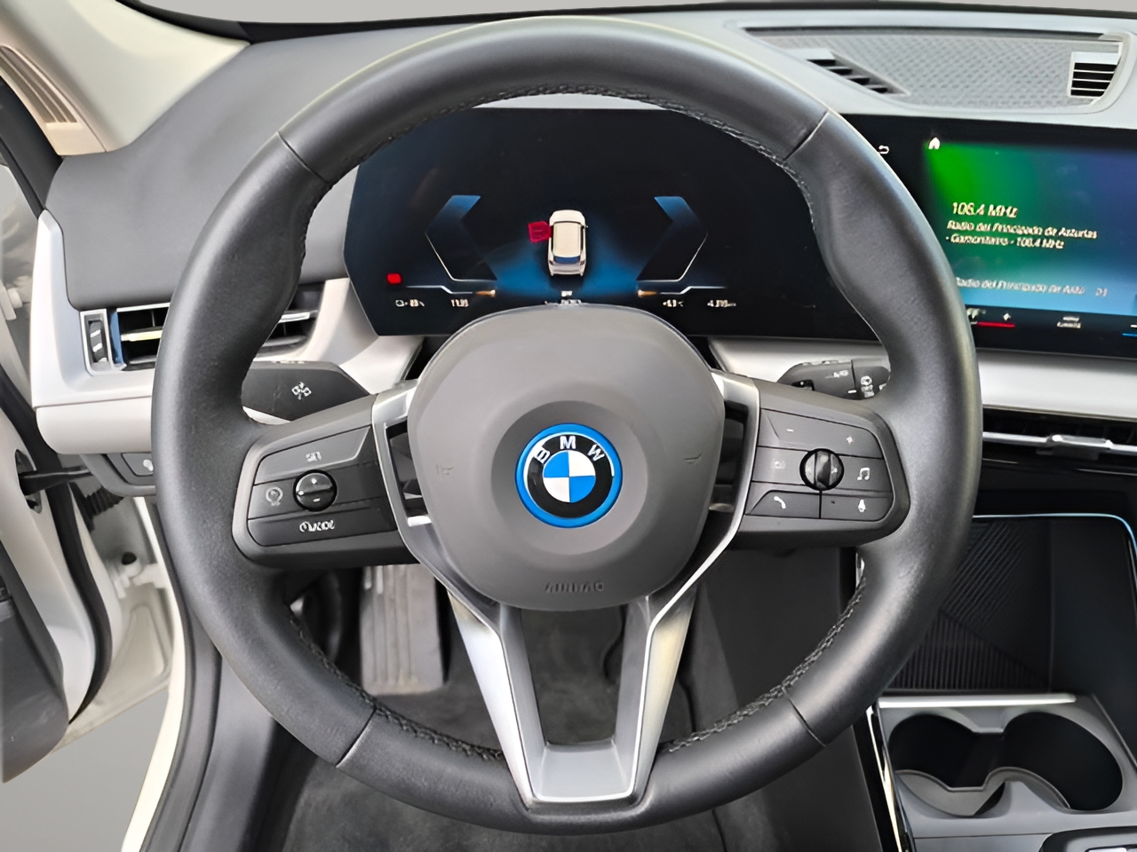 BMW iX1 xDrive30 color Blanco. Año 2024. 230KW(313CV). Eléctrico. En concesionario Automóviles Oviedo S.A. de Asturias