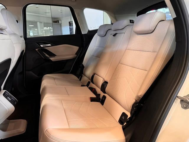 BMW iX1 xDrive30 color Blanco. Año 2023. 230KW(313CV). Eléctrico. En concesionario Automóviles Oviedo S.A. de Asturias