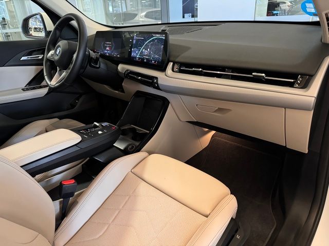 BMW iX1 xDrive30 color Blanco. Año 2023. 230KW(313CV). Eléctrico. En concesionario Automóviles Oviedo S.A. de Asturias