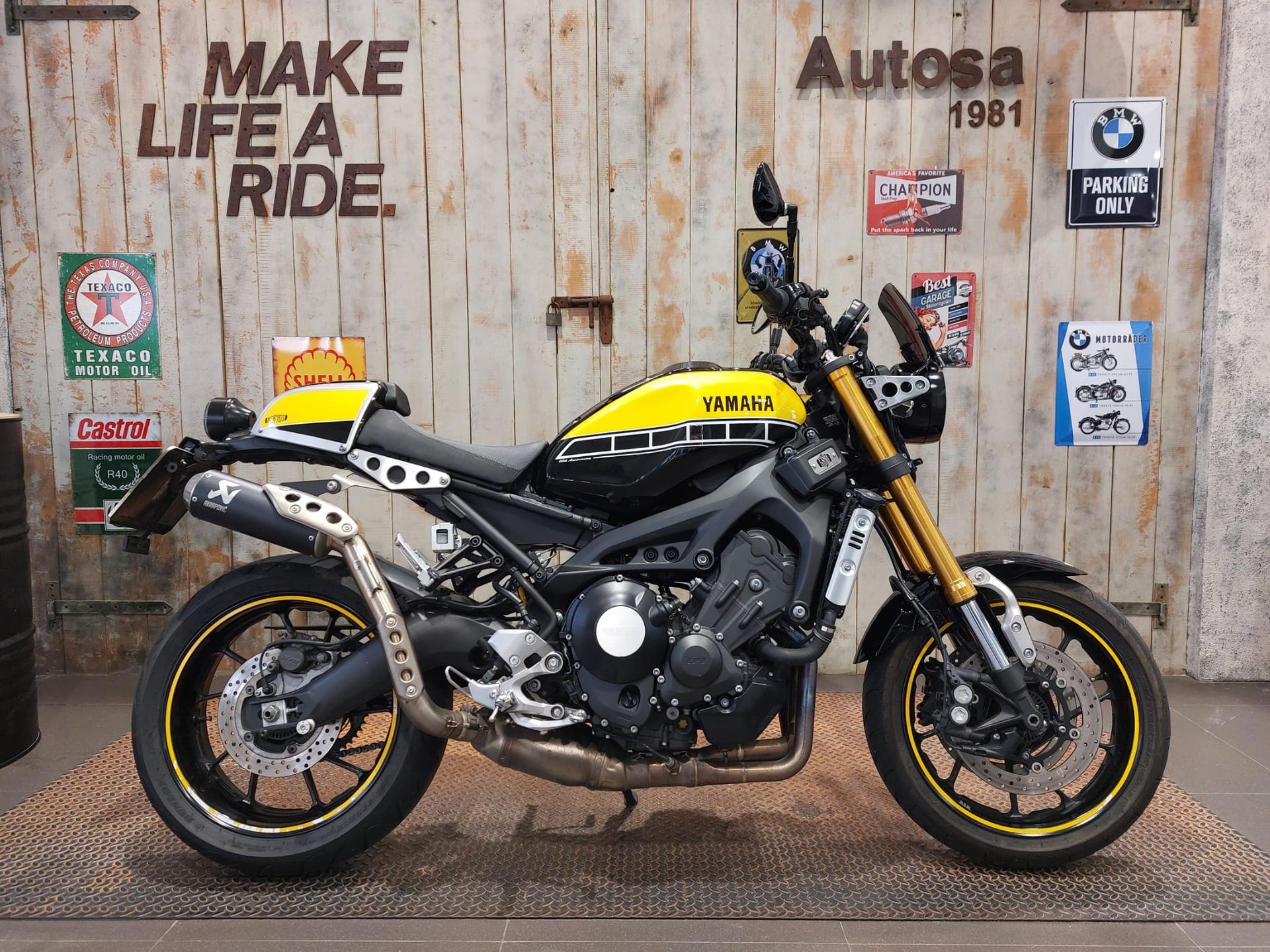 Yamaha XSR900 