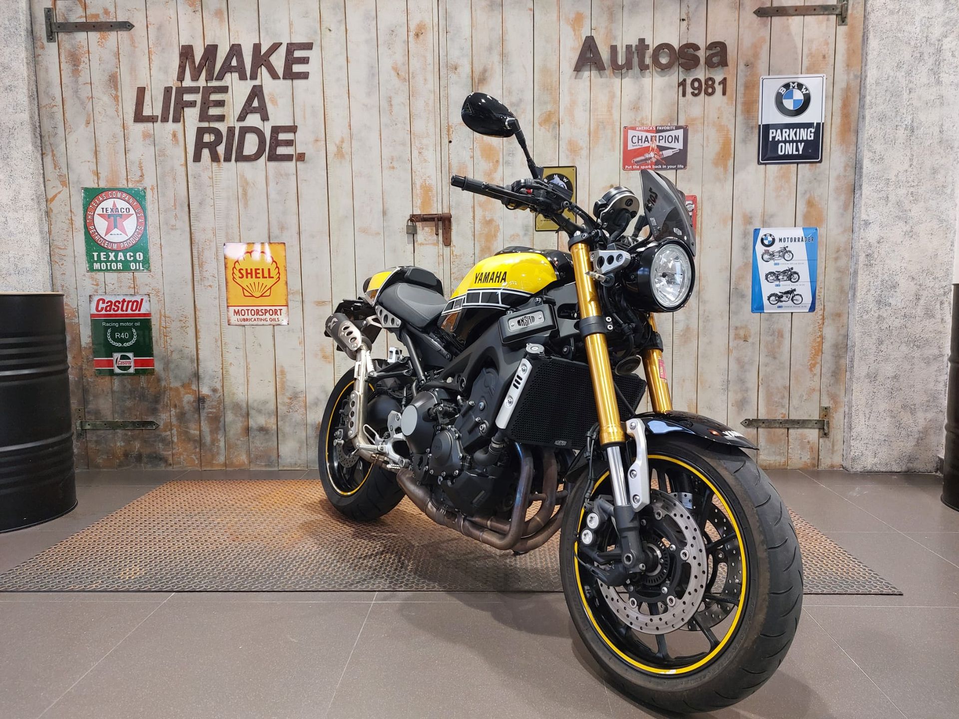 Yamaha XSR900 