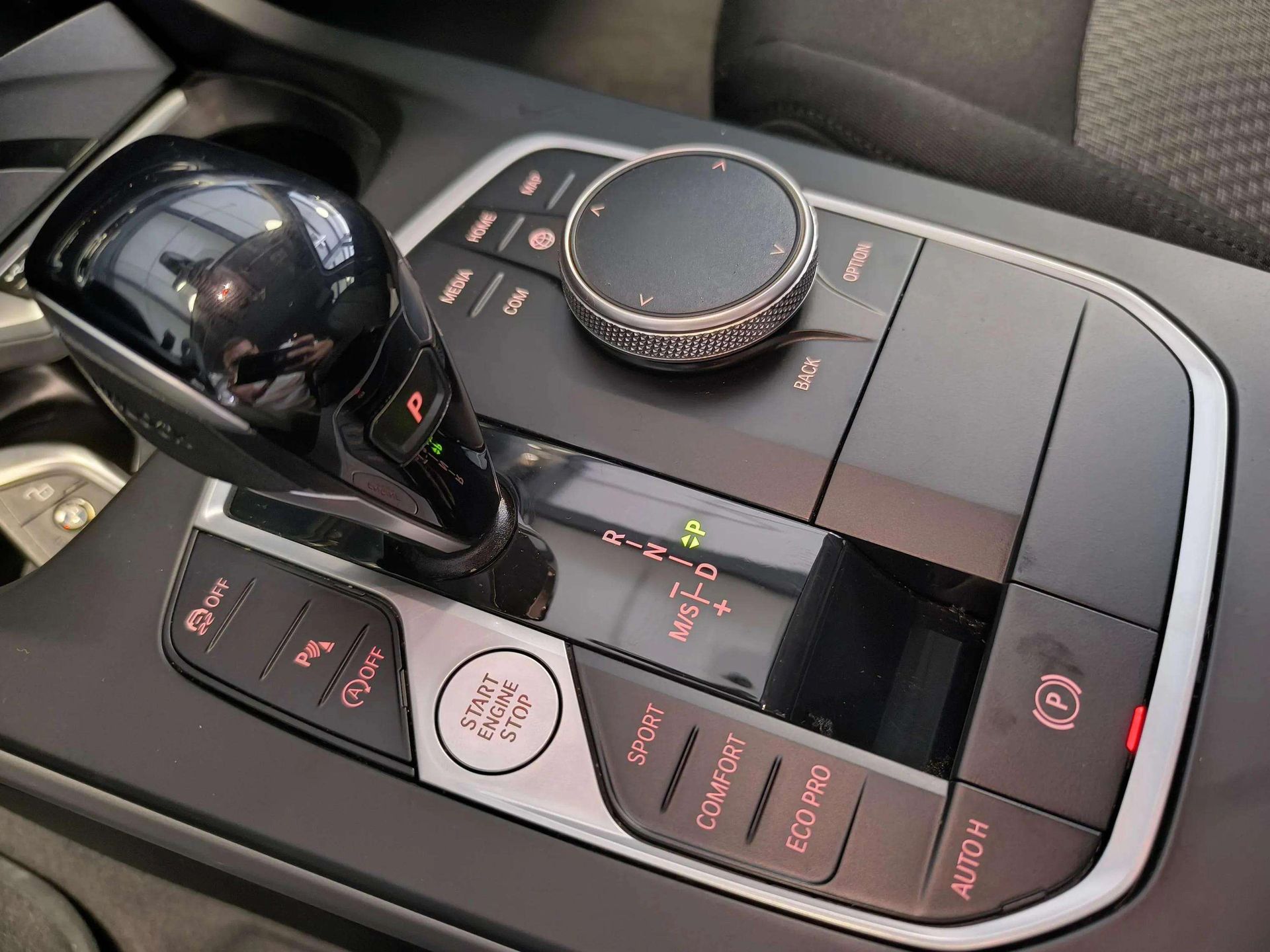 BMW Serie 1 118d color Gris. Año 2024. 110KW(150CV). Diésel. En concesionario Automóviles Oviedo S.A. de Asturias