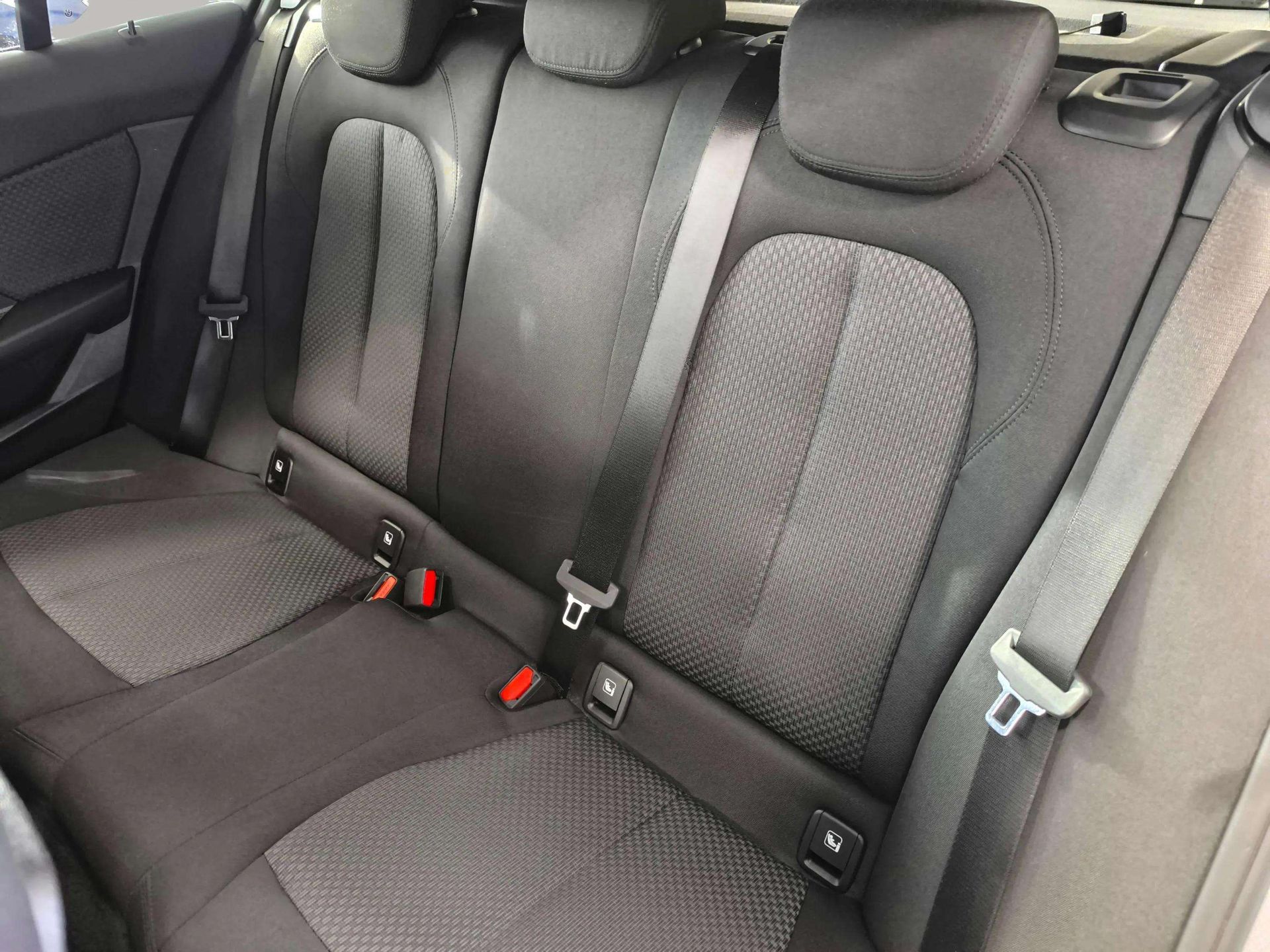 BMW Serie 1 118d color Gris. Año 2024. 110KW(150CV). Diésel. En concesionario Automóviles Oviedo S.A. de Asturias