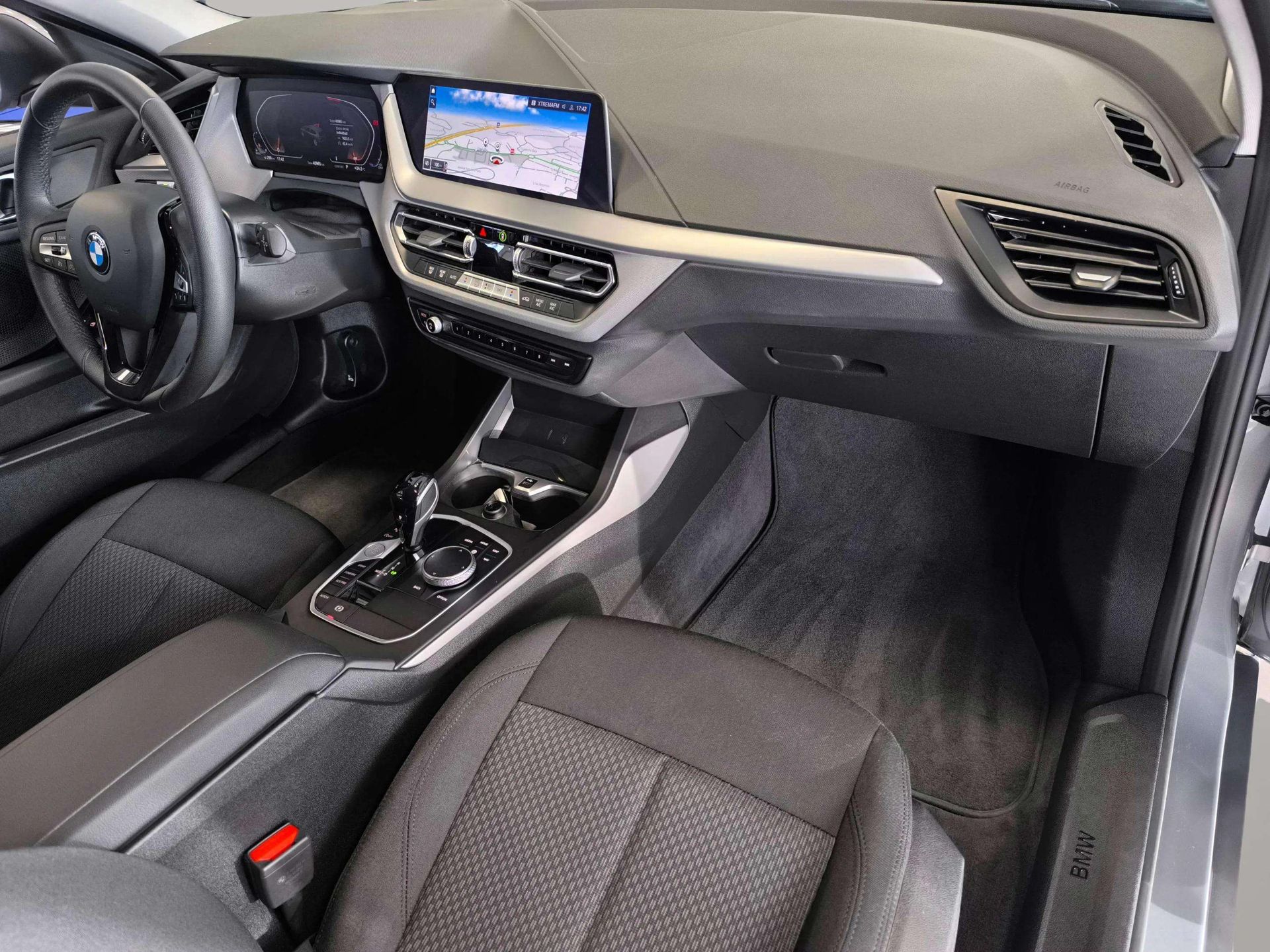 BMW Serie 1 118d color Gris. Año 2024. 110KW(150CV). Diésel. En concesionario Automóviles Oviedo S.A. de Asturias