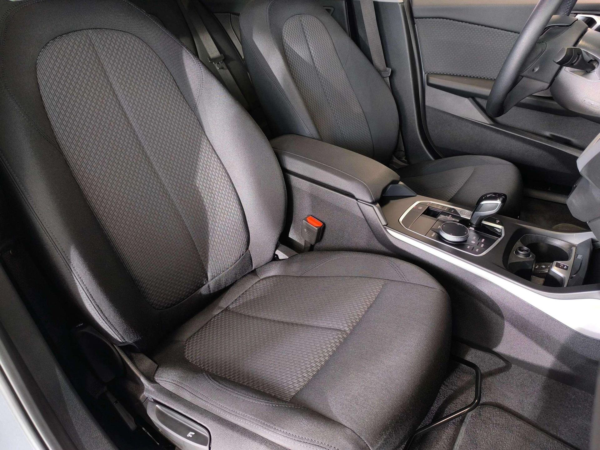 BMW Serie 1 118d color Gris. Año 2024. 110KW(150CV). Diésel. En concesionario Automóviles Oviedo S.A. de Asturias