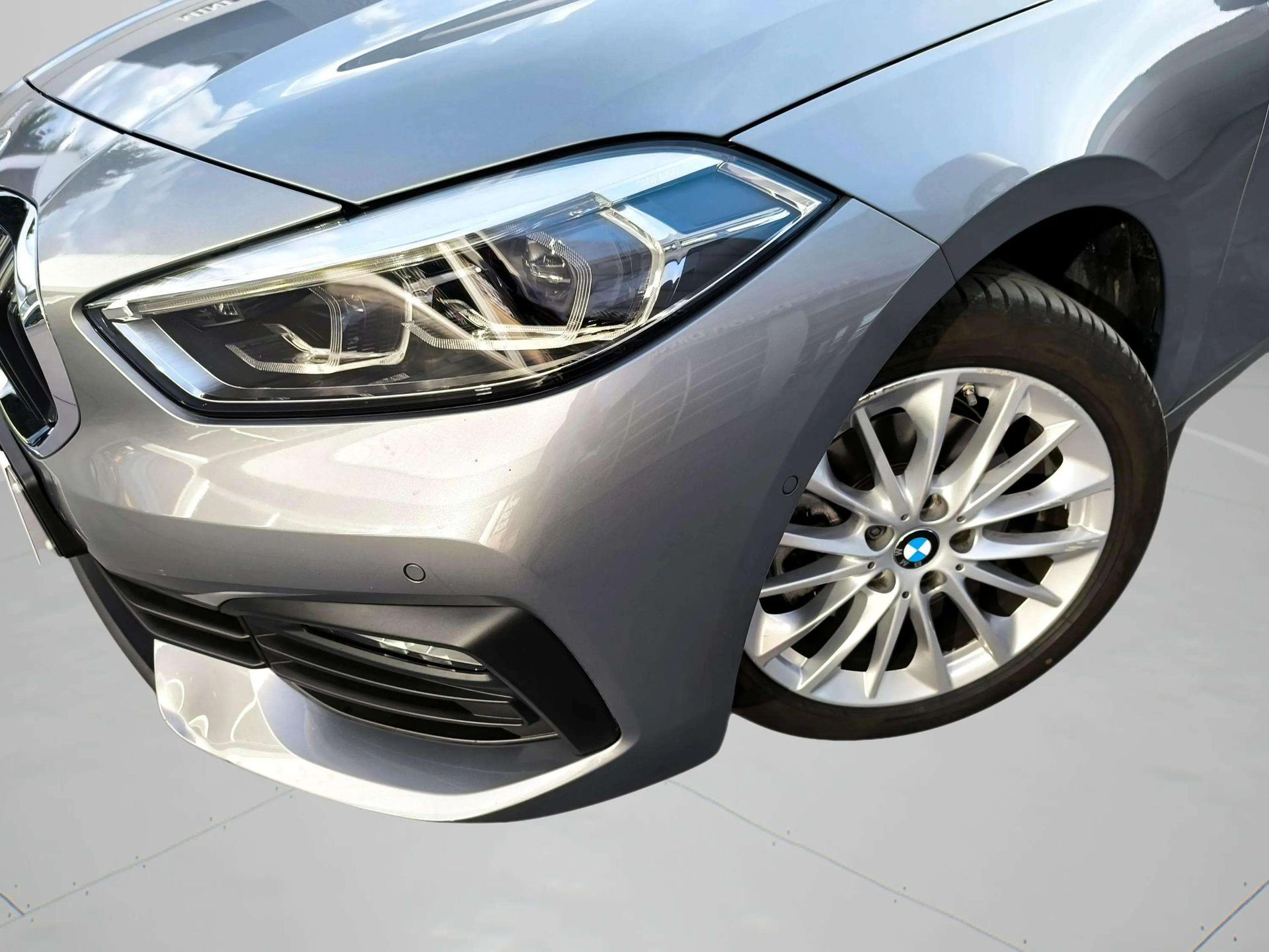 BMW Serie 1 118d color Gris. Año 2024. 110KW(150CV). Diésel. En concesionario Automóviles Oviedo S.A. de Asturias