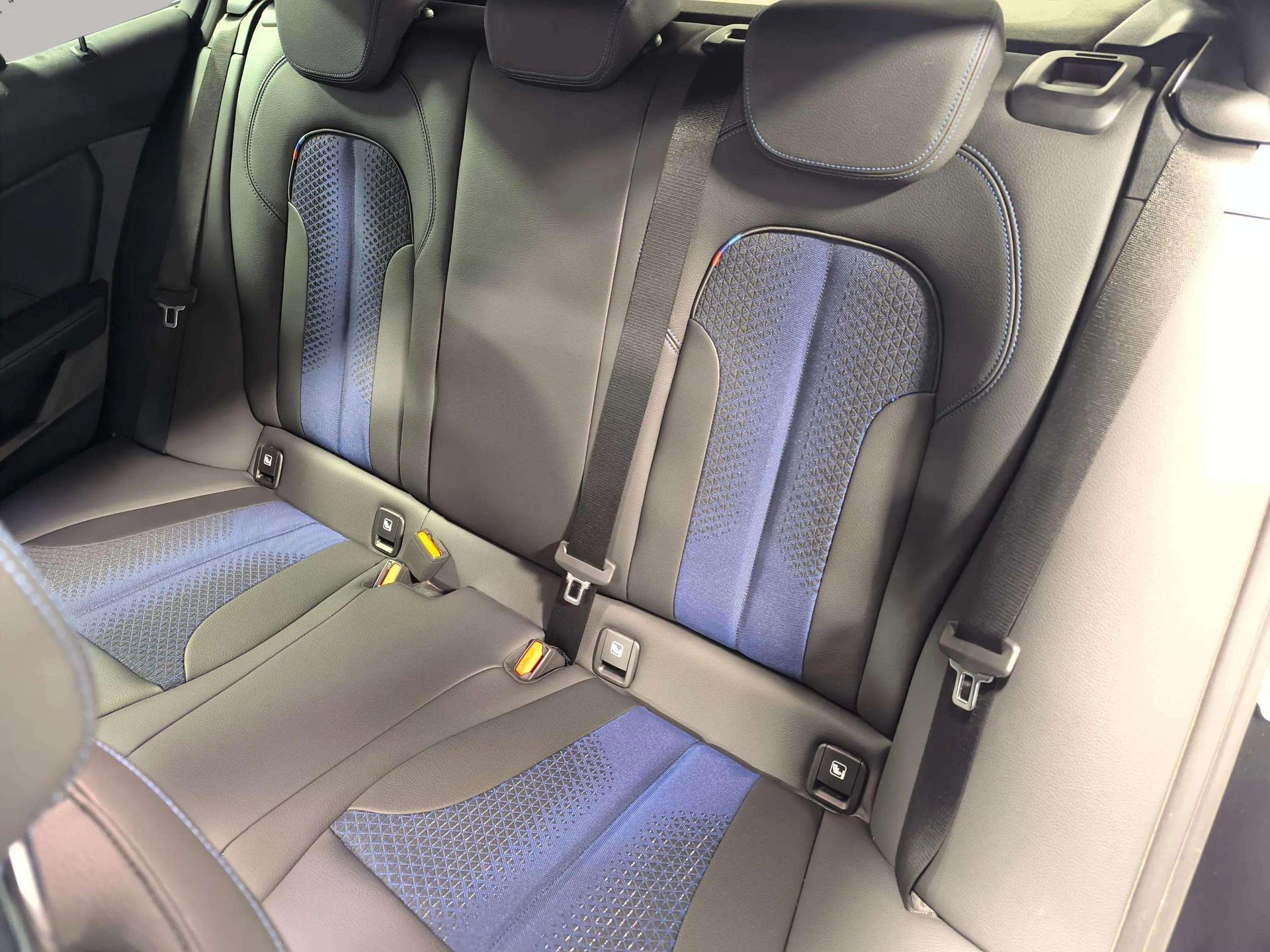 BMW Serie 1 118d color Negro. Año 2023. 110KW(150CV). Diésel. En concesionario Automóviles Oviedo S.A. de Asturias