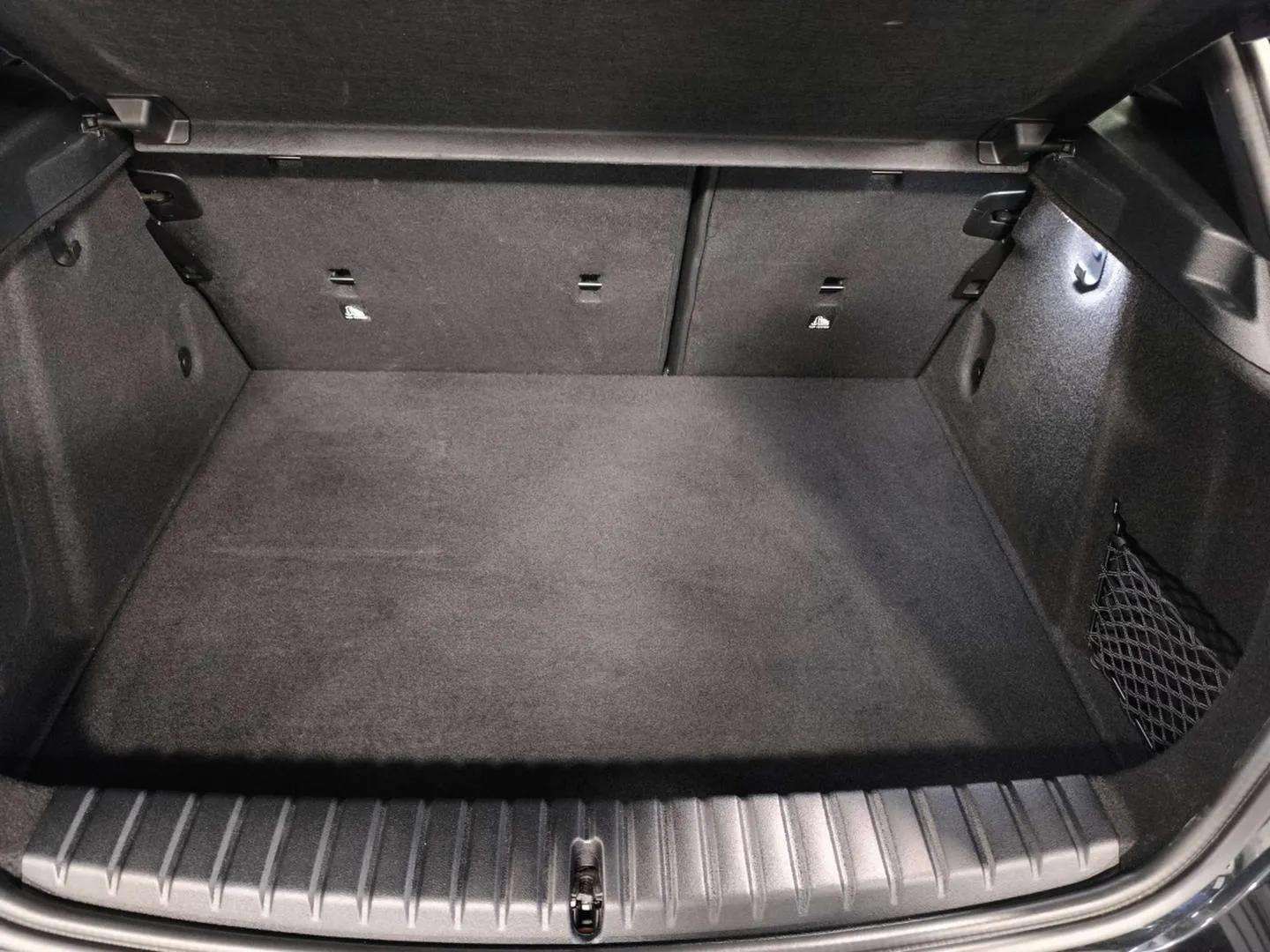 BMW Serie 1 118d color Negro. Año 2023. 110KW(150CV). Diésel. En concesionario Automóviles Oviedo S.A. de Asturias