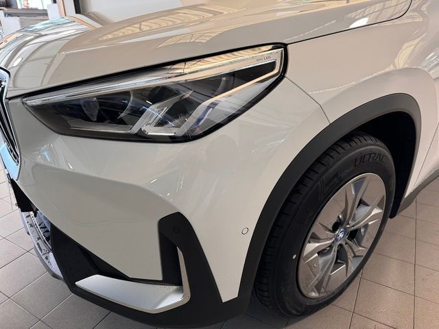 BMW iX1 xDrive30 color Blanco. Año 2023. 230KW(313CV). Eléctrico. En concesionario Automóviles Oviedo S.A. de Asturias