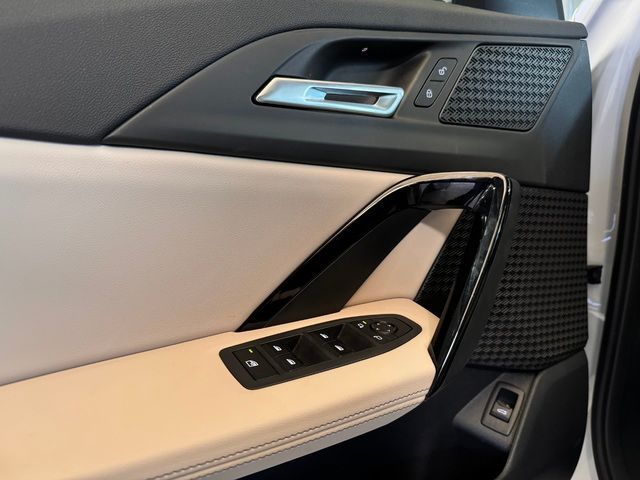 BMW iX1 xDrive30 color Blanco. Año 2023. 230KW(313CV). Eléctrico. En concesionario Automóviles Oviedo S.A. de Asturias