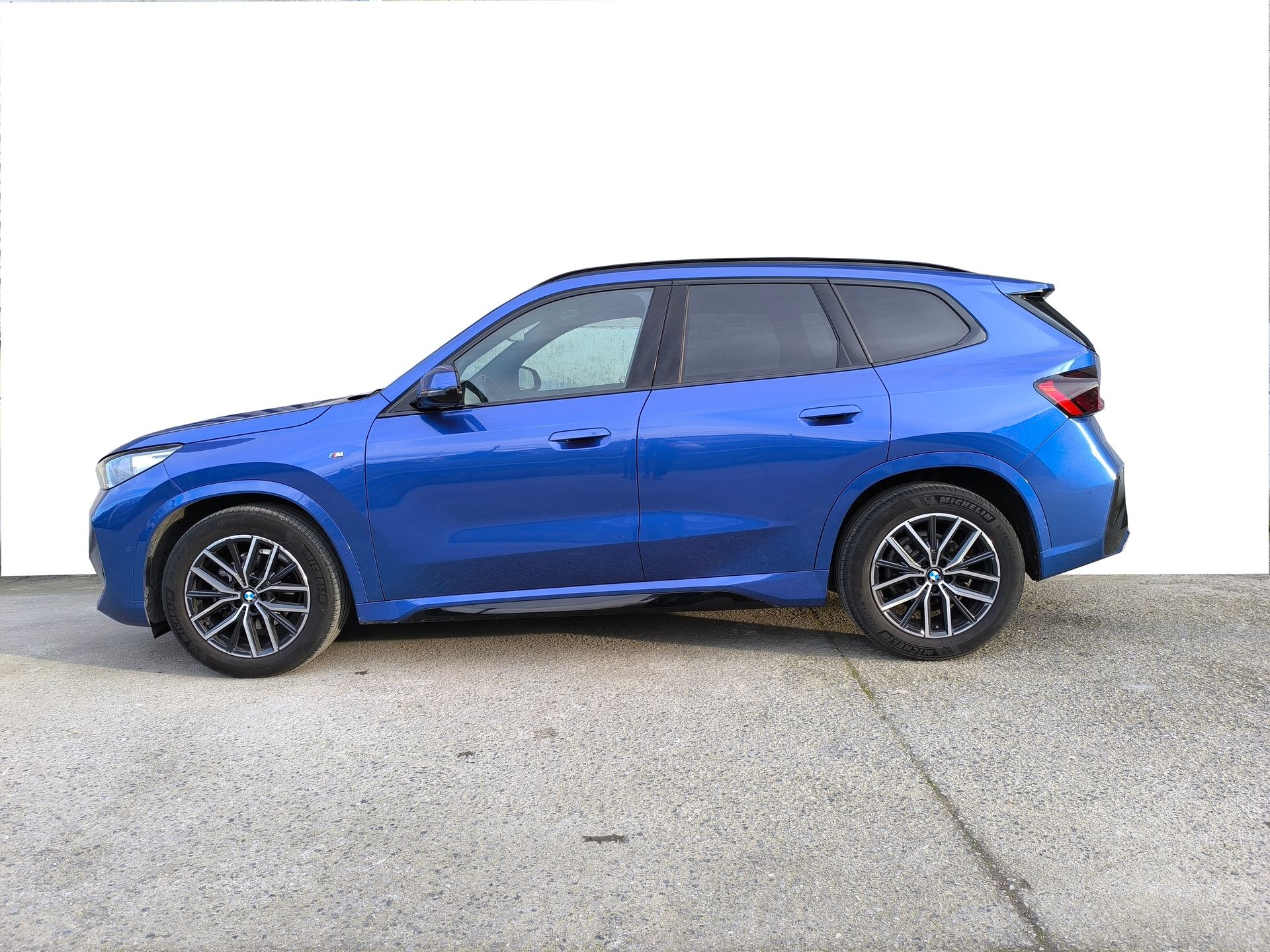 Fotos de BMW X1 sDrive18d color Azul. Año 2022. 110KW(150CV). Diésel. En concesionario Automóviles Oviedo S.A. de Asturias
