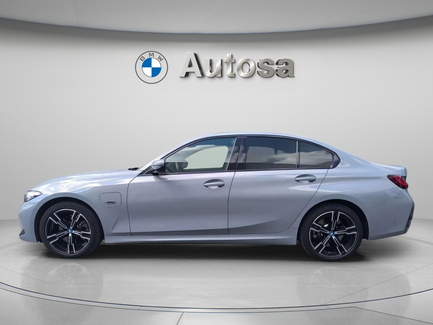 Fotos de BMW Serie 3 320e color Verde. Año 2023. 150KW(204CV). Híbrido Electro/Gasolina. En concesionario Automóviles Oviedo S.A. de Asturias