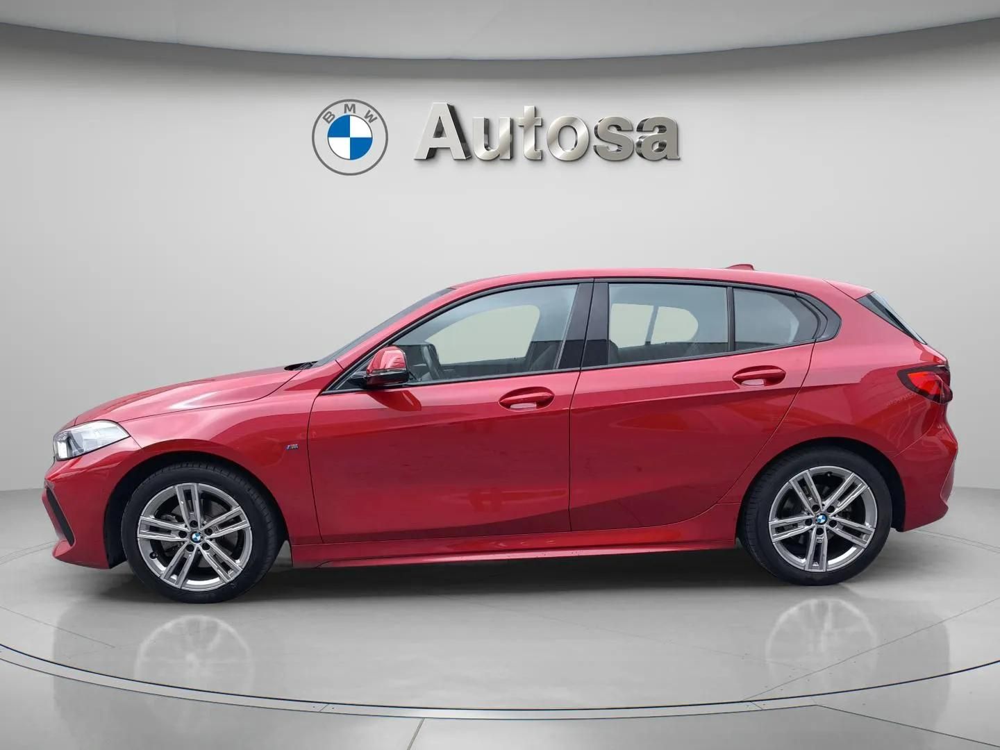 Fotos de BMW Serie 1 118d color Rojo. Año 2021. 110KW(150CV). Diésel. En concesionario Automóviles Oviedo S.A. de Asturias