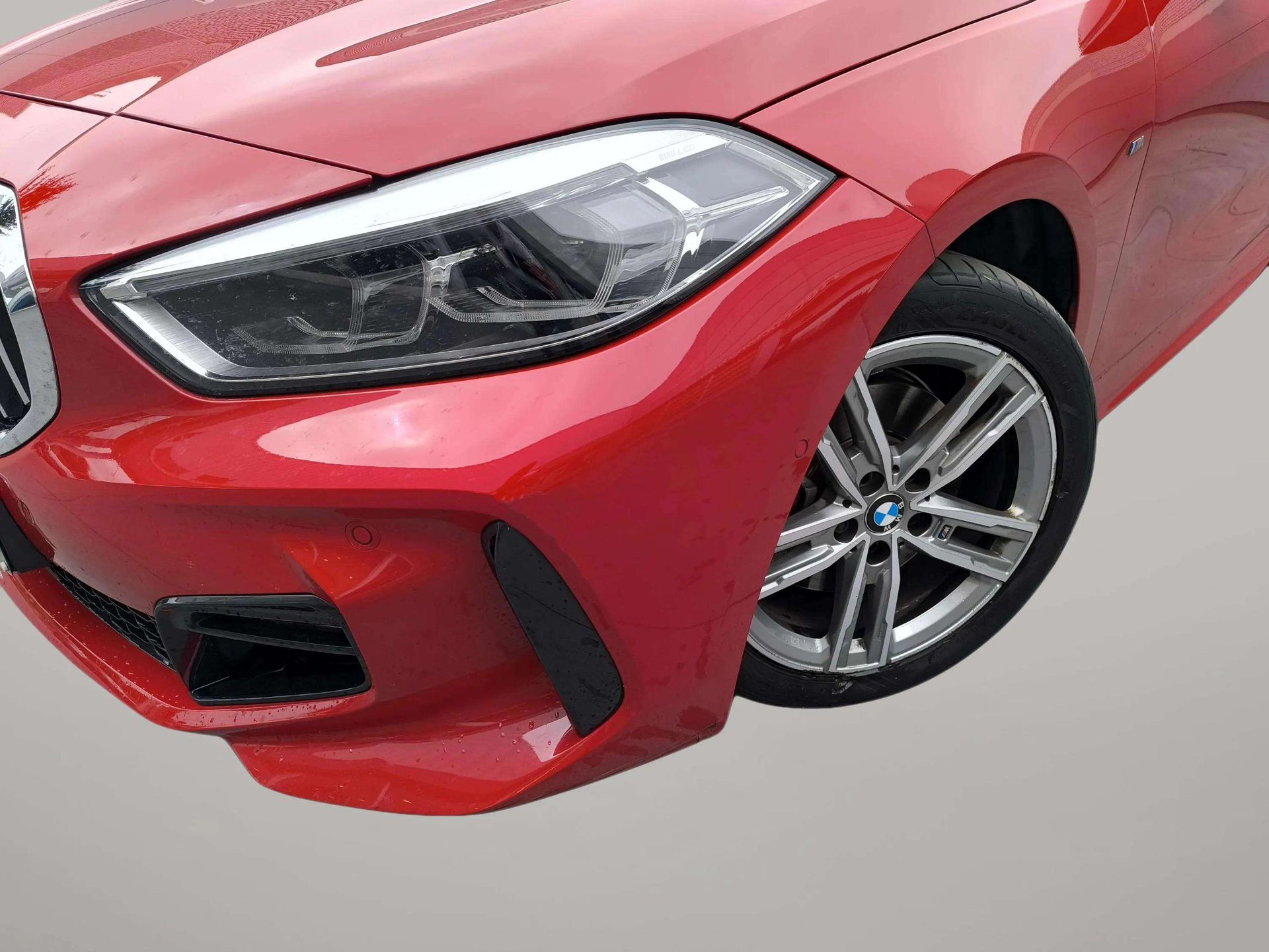 BMW Serie 1 118d color Rojo. Año 2021. 110KW(150CV). Diésel. En concesionario Automóviles Oviedo S.A. de Asturias