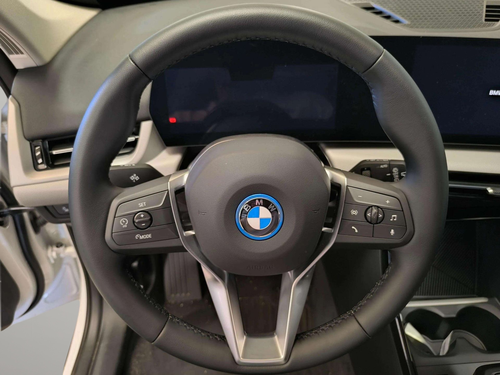 BMW iX1 xDrive30 color Blanco. Año 2025. 230KW(313CV). Eléctrico. En concesionario Automóviles Oviedo S.A. de Asturias