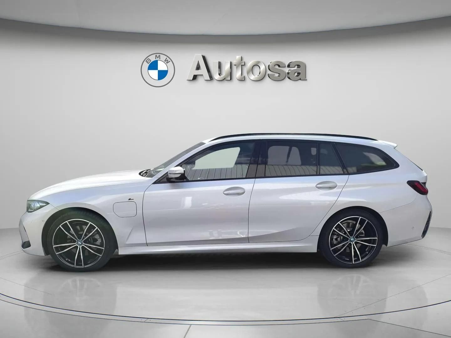 Fotos de BMW Serie 3 330e Touring color Blanco. Año 2023. 215KW(292CV). Híbrido Electro/Gasolina. En concesionario Automóviles Oviedo S.A. de Asturias