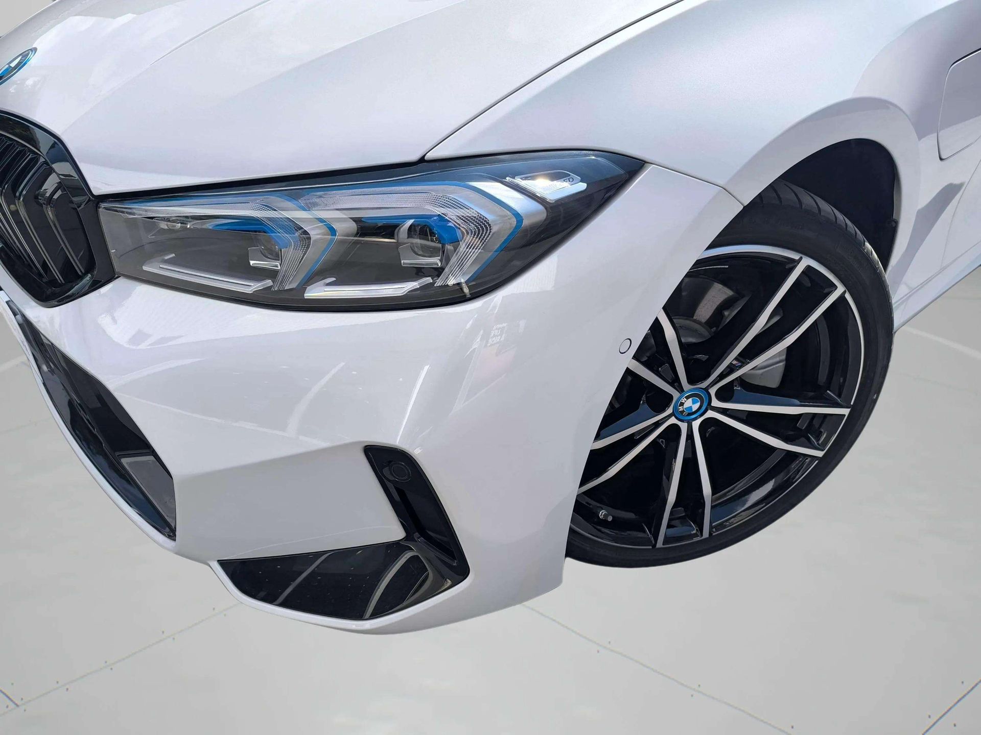 BMW Serie 3 330e Touring color Blanco. Año 2023. 215KW(292CV). Híbrido Electro/Gasolina. En concesionario Automóviles Oviedo S.A. de Asturias
