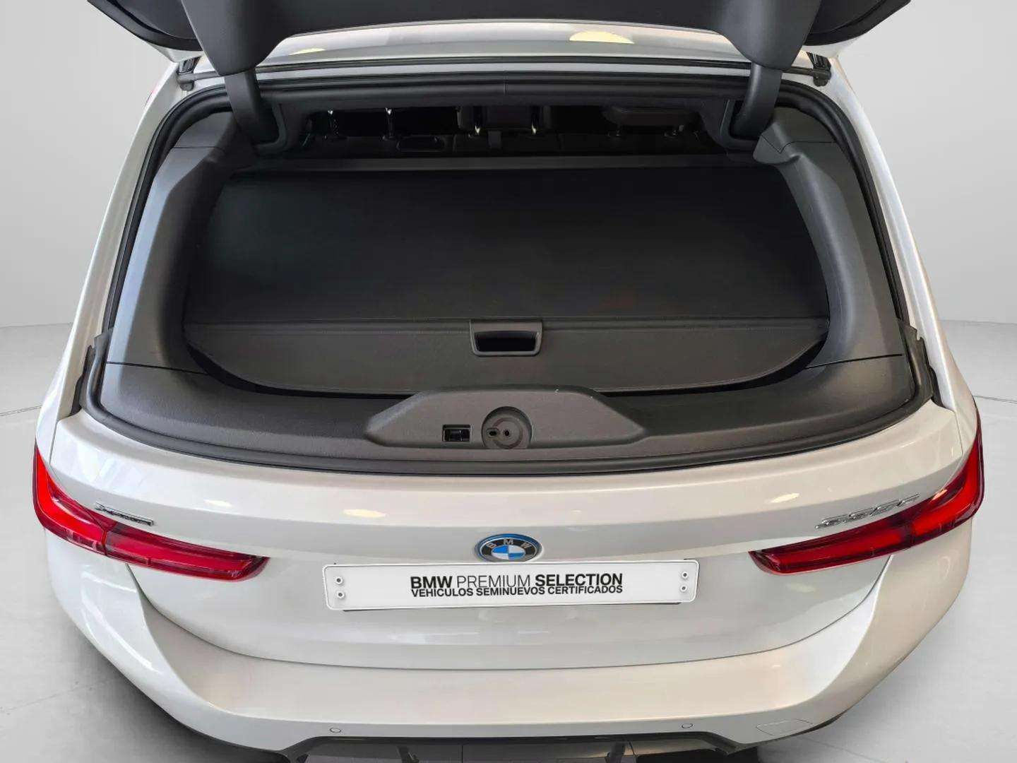 BMW Serie 3 330e Touring color Blanco. Año 2023. 215KW(292CV). Híbrido Electro/Gasolina. En concesionario Automóviles Oviedo S.A. de Asturias