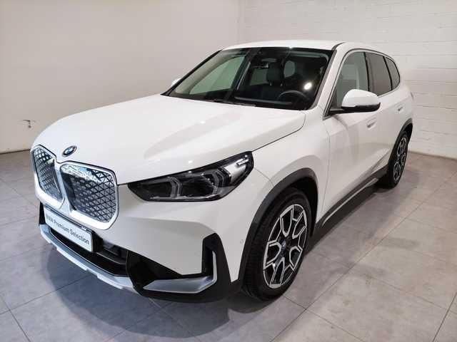 Fotos de BMW iX1 eDrive20 color Blanco. Año 2025. 150KW(204CV). Eléctrico. En concesionario Quadis Munich (Manresa) de Barcelona