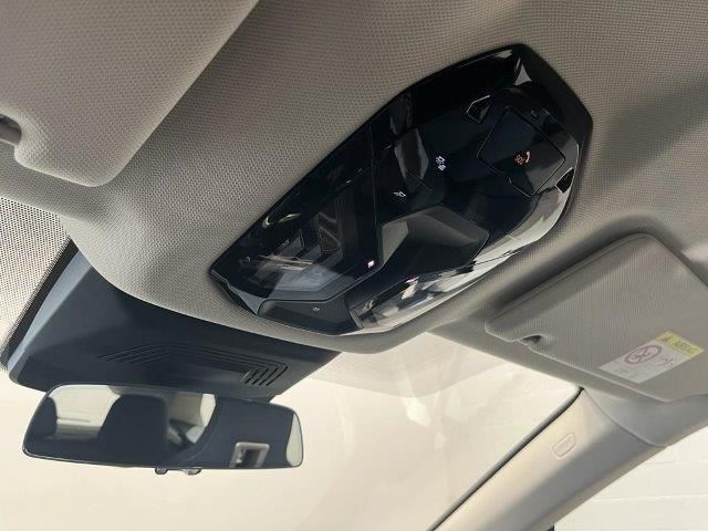 BMW iX xDrive40 color Azul. Año 2022. 240KW(326CV). Eléctrico. En concesionario Quadis Munich (Manresa) de Barcelona