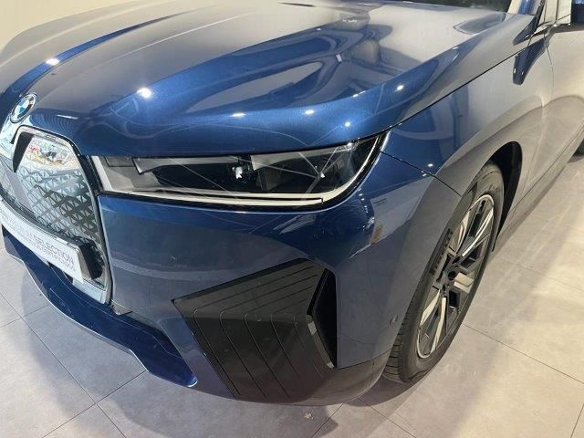 BMW iX xDrive40 color Azul. Año 2022. 240KW(326CV). Eléctrico. En concesionario Quadis Munich (Manresa) de Barcelona