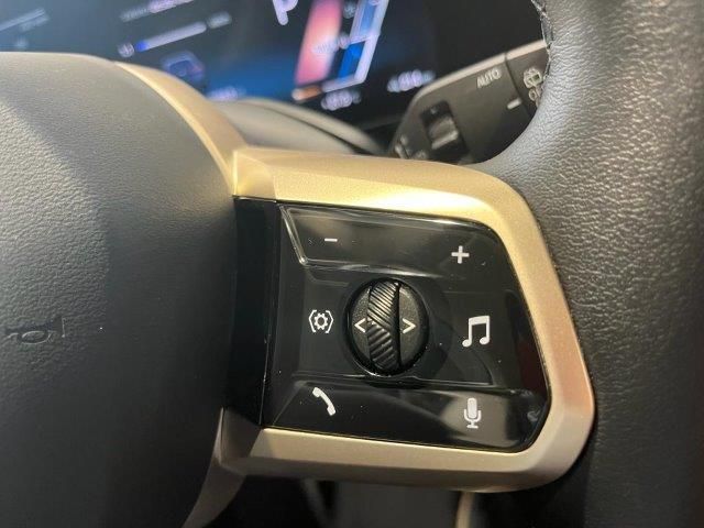 BMW iX xDrive40 color Azul. Año 2022. 240KW(326CV). Eléctrico. En concesionario Quadis Munich (Manresa) de Barcelona