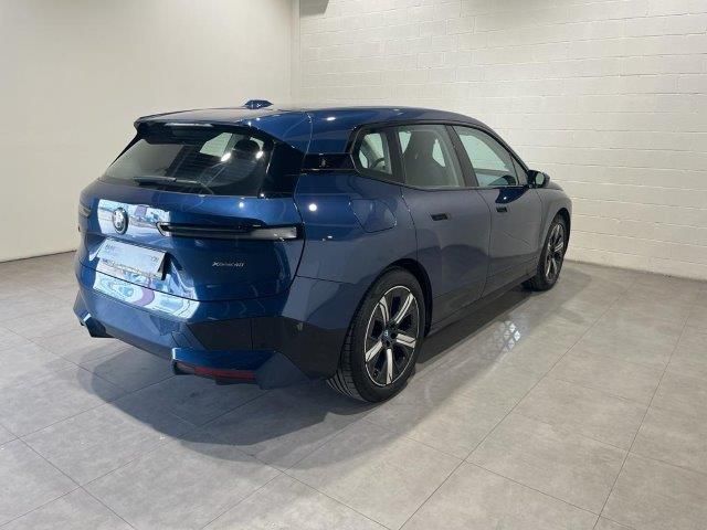 BMW iX xDrive40 color Azul. Año 2022. 240KW(326CV). Eléctrico. En concesionario Quadis Munich (Manresa) de Barcelona