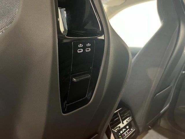 BMW iX xDrive40 color Azul. Año 2022. 240KW(326CV). Eléctrico. En concesionario Quadis Munich (Manresa) de Barcelona